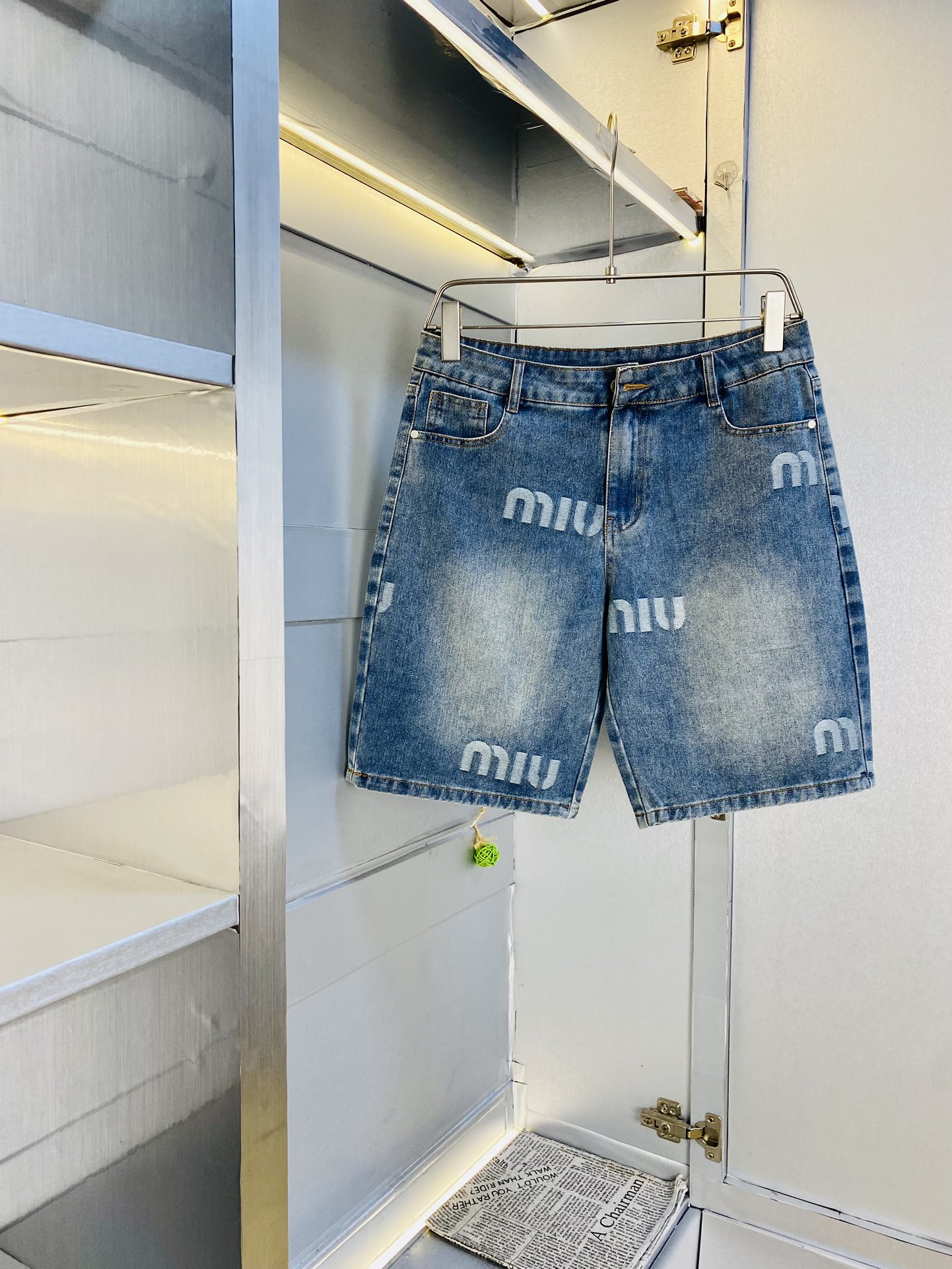 NO:472564,Original order MiuMiu Miu Miu Recommended!  The latest 2025 summer essential counter series of jeans shorts, five-quarter pants, casual pants, jeans, high-end customized original hardware. The upper body effect is super positive, the leg lines are fully highlighted, the texture is tight and delicate, the upper body is very comfortable and stylish, and it is extremely practical and versatile, which is very worth buying!  Requested recommendations from old customers!  Number of codes: 30-36, miumiu, shorts, jeans, alexander wang19860909原单货 缪缪MiuMiu 重磅推荐！2025夏季必备专柜系列最新款牛仔短裤五分裤休闲裤牛仔裤高端订制原版五金 上身效果超正,腿部线条完全得到彰显,纹理 紧致细腻,上身非常舒适有型,而且极为实穿百搭,非常值得入手！老客户必收推荐！ 码数:30-36,,miumiu,shorts,jeans,alexander wang,Men's clothing