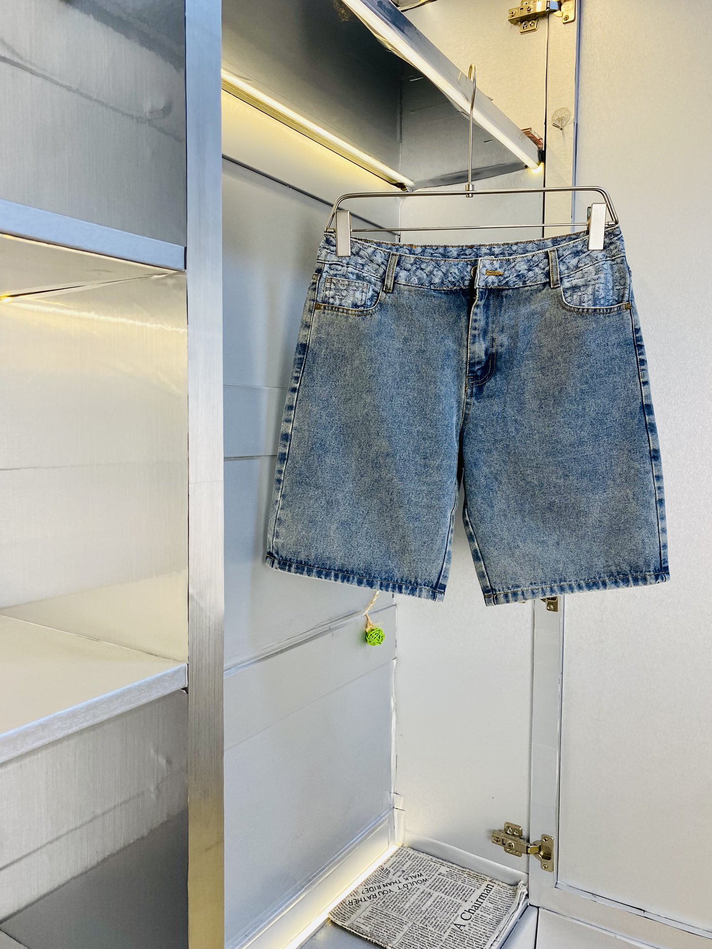 NO:450581,Original order Dior Dior recommended!  The latest 2025 summer essential counter series of jeans shorts, five-quarter pants, casual pants, jeans, high-end customized original hardware. The upper body effect is super positive, the leg lines are fully highlighted, the texture is tight and delicate, the upper body is very comfortable and stylish, and it is extremely practical and versatile, which is very worth buying!  Requested recommendations from old customers!  Number of codes: 30-36, dior, dior, shorts, jeans, alexander wang19860909原单货 迪奥Dior 重磅推荐！2025夏季必备专柜系列最新款牛仔短裤五分裤休闲裤牛仔裤高端订制原版五金 上身效果超正,腿部线条完全得到彰显,纹理 紧致细腻,上身非常舒适有型,而且极为实穿百搭,非常值得入手！老客户必收推荐！ 码数:30-36,,dior,dior,shorts,jeans,alexander wang,Men's clothing