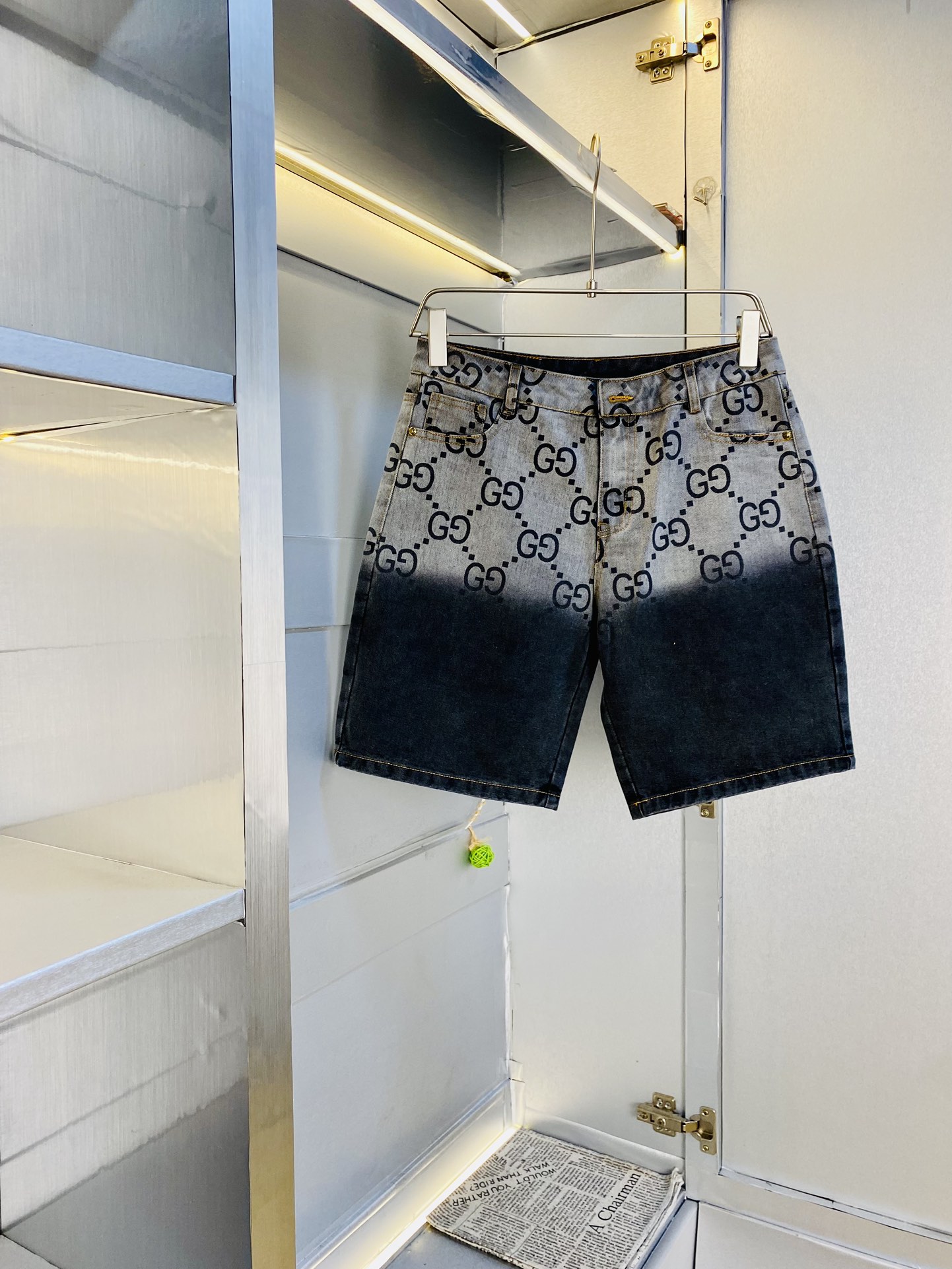 NO:450575,Original order Gucci heavy recommendation!  The latest 2025 summer essential counter series of jeans shorts, five-quarter pants, casual pants, jeans, high-end customized original hardware. The upper body effect is super positive, the leg lines are fully highlighted, the texture is tight and delicate, the upper body is very comfortable and stylish, and it is extremely practical and versatile, which is very worth buying!  Requested recommendations from old customers!  Number of codes: 30-36, gucci, shorts, jeans, alexander wang19860909原单货 古奇Gucci 重磅推荐！2025夏季必备专柜系列最新款牛仔短裤五分裤休闲裤牛仔裤高端订制原版五金 上身效果超正,腿部线条完全得到彰显,纹理 紧致细腻,上身非常舒适有型,而且极为实穿百搭,非常值得入手！老客户必收推荐！ 码数:30-36,,gucci,shorts,jeans,alexander wang,Men's clothing