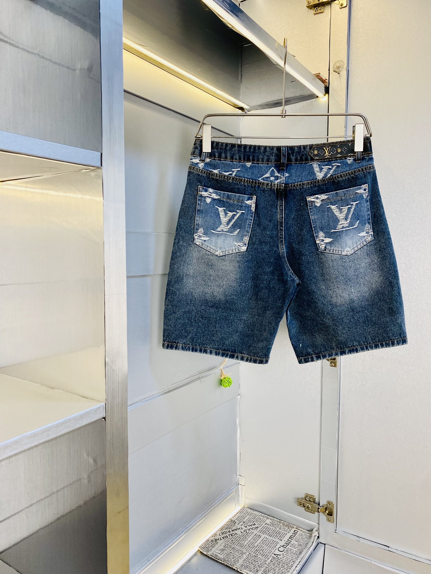 NO:472569,Original order Louis Vuitton Lv major recommendations!  The latest 2025 summer essential counter series of jeans shorts, five-quarter pants, casual pants, jeans, high-end customized original hardware. The upper body effect is super positive, the leg lines are fully highlighted, the texture is tight and delicate, the upper body is very comfortable and stylish, and it is extremely practical and versatile, which is very worth buying!  Requested recommendations from old customers!  Number of codes: 30-36, louis vuitton,louis vuitton,shorts,jeans,alexander wang19860909原单货 路易威登Lv 重磅推荐！2025夏季必备专柜系列最新款牛仔短裤五分裤休闲裤牛仔裤高端订制原版五金 上身效果超正,腿部线条完全得到彰显,纹理 紧致细腻,上身非常舒适有型,而且极为实穿百搭,非常值得入手！老客户必收推荐！ 码数:30-36,,louis vuitton,louis vuitton,shorts,jeans,alexander wang,Men's clothing