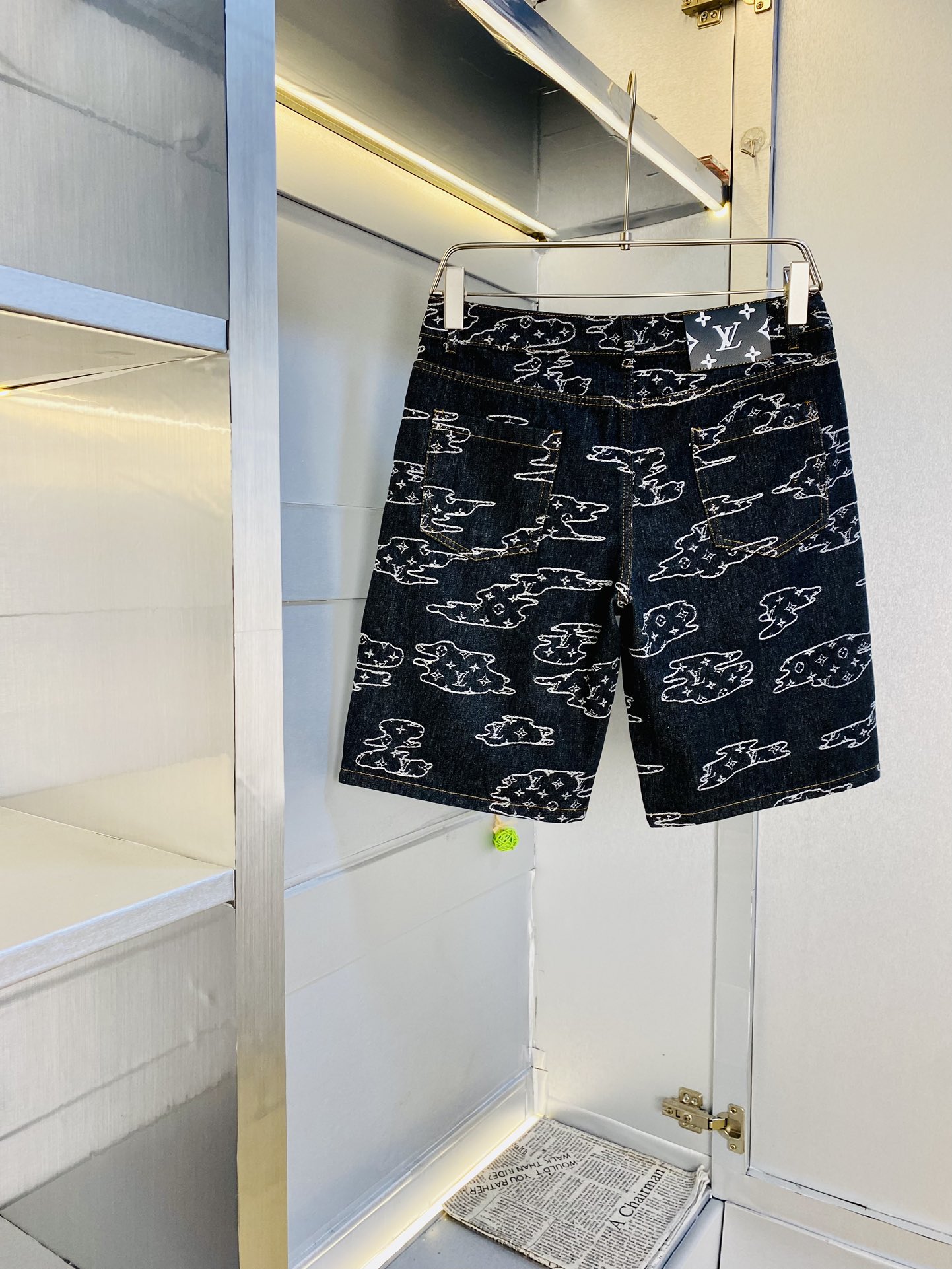 NO:450587,Original order Louis Vuitton Lv major recommendations!  The latest 2025 summer essential counter series of jeans shorts, five-quarter pants, casual pants, jeans, high-end customized original hardware. The upper body effect is super positive, the leg lines are fully highlighted, the texture is tight and delicate, the upper body is very comfortable and stylish, and it is extremely practical and versatile, which is very worth buying!  Requested recommendations from old customers!  Number of codes: 30-36, louis vuitton,louis vuitton,shorts,jeans,alexander wang19860909原单货 路易威登Lv 重磅推荐！2025夏季必备专柜系列最新款牛仔短裤五分裤休闲裤牛仔裤高端订制原版五金 上身效果超正,腿部线条完全得到彰显,纹理 紧致细腻,上身非常舒适有型,而且极为实穿百搭,非常值得入手！老客户必收推荐！ 码数:30-36,,louis vuitton,louis vuitton,shorts,jeans,alexander wang,Men's clothing