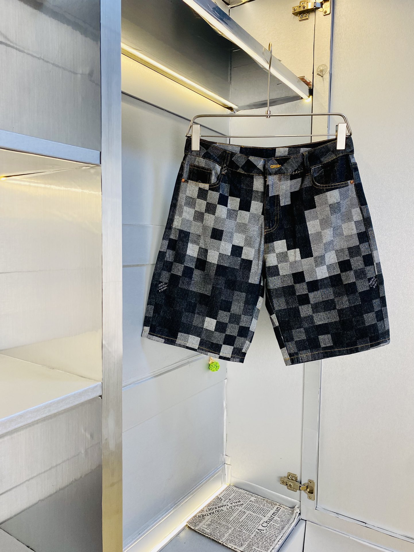 NO:480613,Original order Louis Vuitton Lv major recommendations!  The latest 2025 summer essential counter series of jeans shorts, five-quarter pants, casual pants, jeans, high-end customized original hardware. The upper body effect is super positive, the leg lines are fully highlighted, the texture is tight and delicate, the upper body is very comfortable and stylish, and it is extremely practical and versatile, which is very worth buying!  Requested recommendations from old customers!  Number of codes: 30-36, louis vuitton,louis vuitton,shorts,jeans,alexander wang19860909原单货 路易威登Lv 重磅推荐！2025夏季必备专柜系列最新款牛仔短裤五分裤休闲裤牛仔裤高端订制原版五金 上身效果超正,腿部线条完全得到彰显,纹理 紧致细腻,上身非常舒适有型,而且极为实穿百搭,非常值得入手！老客户必收推荐！ 码数:30-36,,louis vuitton,louis vuitton,shorts,jeans,alexander wang,Men's clothing