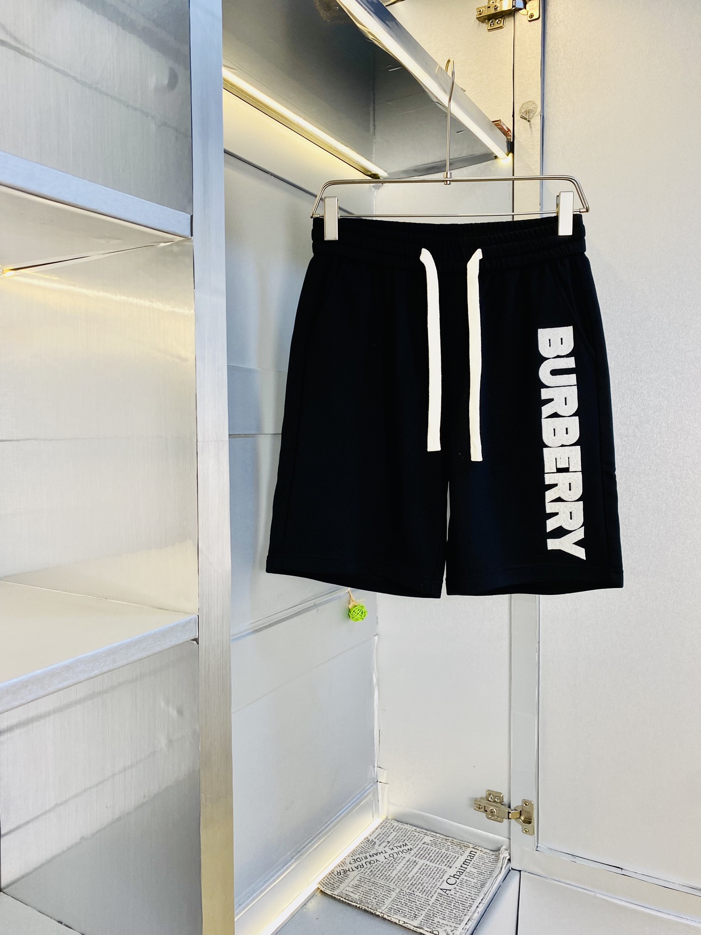 NO:462922,The gospel of Fatty Couple Style, 200 pounds to wear, Burberry, a big recommendation!  The latest version of the 2025 summer essential counter series shorts, beach pants, five-quarter pants, casual pants, high-end customized original hardware. The upper body effect is super positive, the leg lines are fully demonstrated, and the imported fabric is provided by all customers. The texture is tight and delicate, the upper body is very comfortable and stylish, and it is extremely practical and versatile, which is very worth buying!  Requested recommendations from old customers!  Number of codes: M-3XL, burberry, burberry, shorts, alexander wang19860909情侣款胖子福音 200斤可穿 巴宝莉Burberry 重磅推荐！2025夏季必备专柜系列最新款短裤沙滩裤五分裤休闲裤高端订制原版五金 上身效果超正,腿部线条完全得到彰显,全客供进口面料 纹理 紧致细腻,上身非常舒适有型,而且极为实穿百搭,非常值得入手！老客户必收推荐！ 码数:M-3XL,,burberry,burberry,shorts,alexander wang,Men's clothing