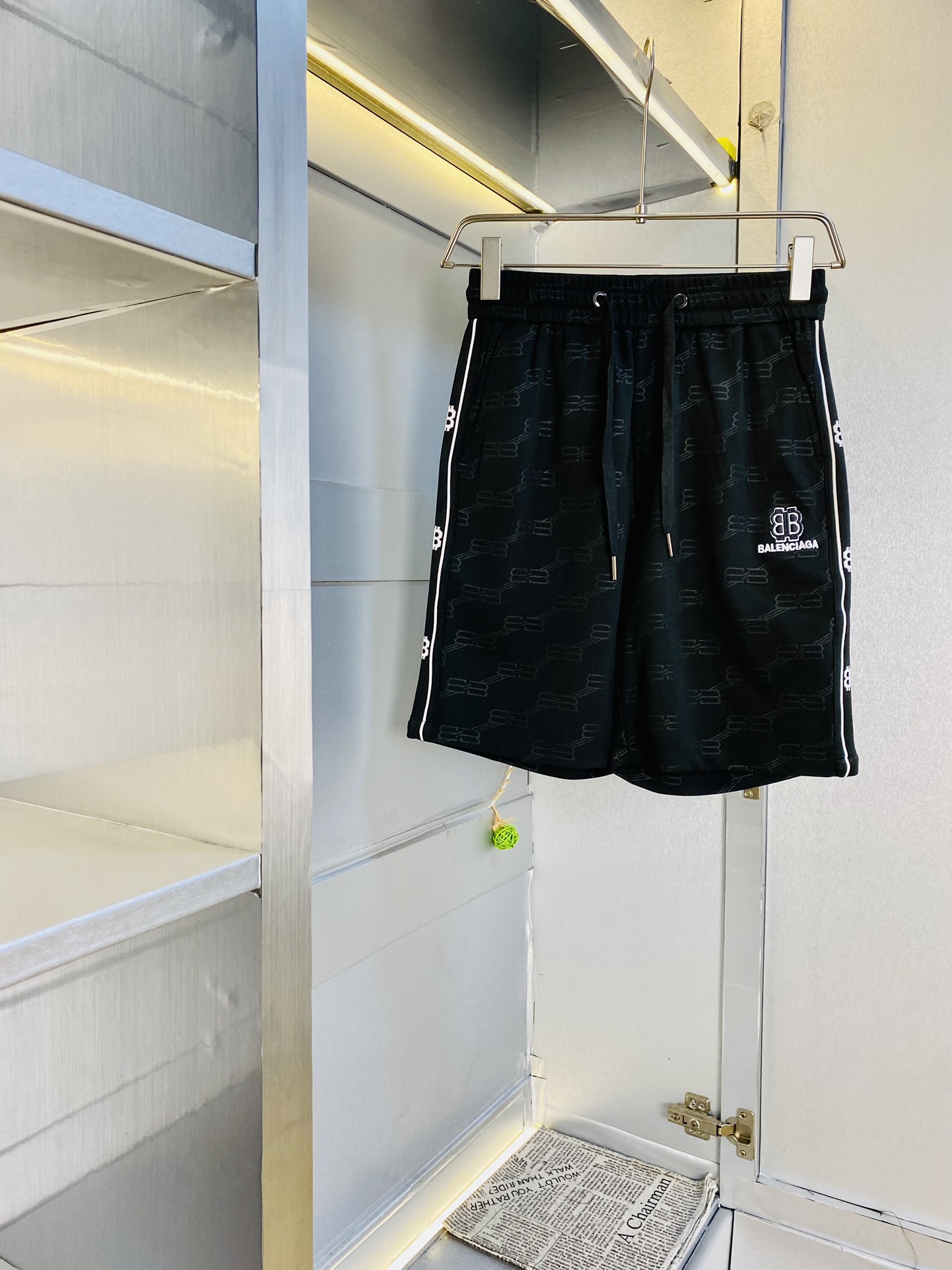 NO:427208,The gospel of Fatty Couple Style, 200 pounds to wear, Balenciaga, a big recommendation!  The latest summer must-have counter series shorts, beach pants, five-quarter pants, casual pants, high-end customized original hardware. The upper body effect is super positive, the leg lines are fully demonstrated, and the imported fabric is provided by all customers. The texture is tight and delicate, the upper body is very comfortable and stylish, and it is extremely practical and versatile, which is very worth buying!  Requested recommendations from old customers!  Number of codes: M-3XL, balenciaga, balenciaga, shorts, alexander wang19860909情侣款胖子福音 200斤可穿 巴黎世家Balenciaga 重磅推荐！夏季必备专柜系列最新款短裤沙滩裤五分裤休闲裤高端订制原版五金 上身效果超正,腿部线条完全得到彰显,全客供进口面料 纹理 紧致细腻,上身非常舒适有型,而且极为实穿百搭,非常值得入手！老客户必收推荐！ 码数:M-3XL,,balenciaga,balenciaga,shorts,alexander wang,Men's clothing