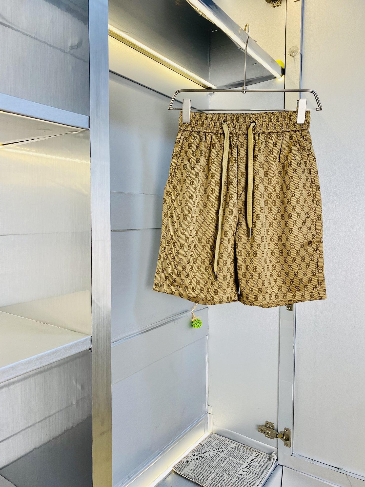 NO:460064,The gospel of Fatty Couple Style, 200 pounds to wear, Balenciaga, a big recommendation!  The latest summer must-have counter series shorts, beach pants, five-quarter pants, casual pants, high-end customized original hardware. The upper body effect is super positive, the leg lines are fully demonstrated, and the imported fabric is provided by all customers. The texture is tight and delicate, the upper body is very comfortable and stylish, and it is extremely practical and versatile, which is very worth buying!  Requested recommendations from old customers!  Number of codes: M-3XL, balenciaga, balenciaga, shorts, alexander wang19860909情侣款胖子福音 200斤可穿 巴黎世家Balenciaga 重磅推荐！夏季必备专柜系列最新款短裤沙滩裤五分裤休闲裤高端订制原版五金 上身效果超正,腿部线条完全得到彰显,全客供进口面料 纹理 紧致细腻,上身非常舒适有型,而且极为实穿百搭,非常值得入手！老客户必收推荐！ 码数:M-3XL,,balenciaga,balenciaga,shorts,alexander wang,Men's clothing