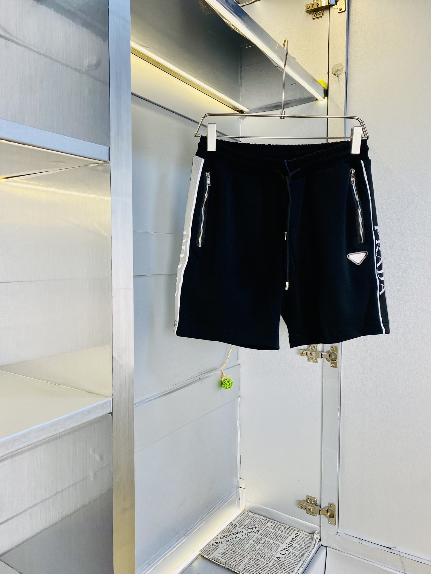 NO:460069,The gospel of Fatty Couple Style 200 pounds to wear Prada Prada is a big recommendation!  The latest summer must-have counter series shorts, beach pants, five-quarter pants, casual pants, high-end customized original hardware. The upper body effect is super positive, the leg lines are fully demonstrated, and the imported fabric is provided by all customers. The texture is tight and delicate, the upper body is very comfortable and stylish, and it is extremely practical and versatile, which is very worth buying!  Requested recommendations from old customers!  Number of codes: M-3XL, prada, prada, shorts, alexander wang19860909情侣款胖子福音 200斤可穿 普拉达Prada 重磅推荐！夏季必备专柜系列最新款短裤沙滩裤五分裤休闲裤高端订制原版五金 上身效果超正,腿部线条完全得到彰显,全客供进口面料 纹理 紧致细腻,上身非常舒适有型,而且极为实穿百搭,非常值得入手！老客户必收推荐！ 码数:M-3XL,,prada,prada,shorts,alexander wang,Men's clothing