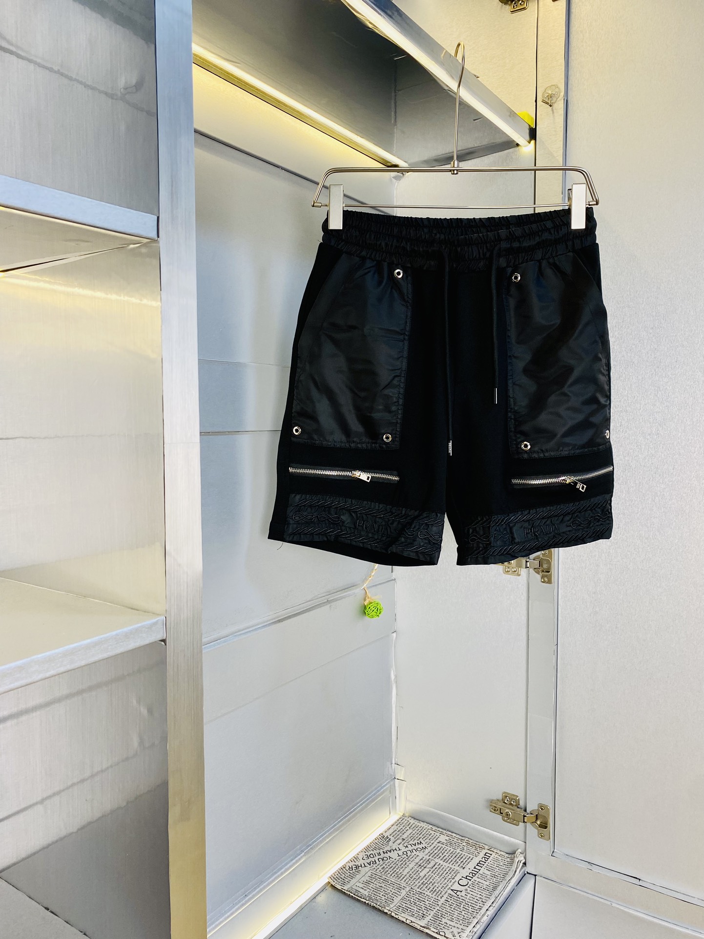 NO:427215,The gospel of Fatty Couple Style 200 pounds to wear Prada Prada is a big recommendation!  The latest summer must-have counter series shorts, beach pants, five-quarter pants, casual pants, high-end customized original hardware. The upper body effect is super positive, the leg lines are fully demonstrated, and the imported fabric is provided by all customers. The texture is tight and delicate, the upper body is very comfortable and stylish, and it is extremely practical and versatile, which is very worth buying!  Requested recommendations from old customers!  Number of codes: M-3XL, prada, prada, shorts, alexander wang19860909情侣款胖子福音 200斤可穿 普拉达Prada 重磅推荐！夏季必备专柜系列最新款短裤沙滩裤五分裤休闲裤高端订制原版五金 上身效果超正,腿部线条完全得到彰显,全客供进口面料 纹理 紧致细腻,上身非常舒适有型,而且极为实穿百搭,非常值得入手！老客户必收推荐！ 码数:M-3XL,,prada,prada,shorts,alexander wang,Men's clothing