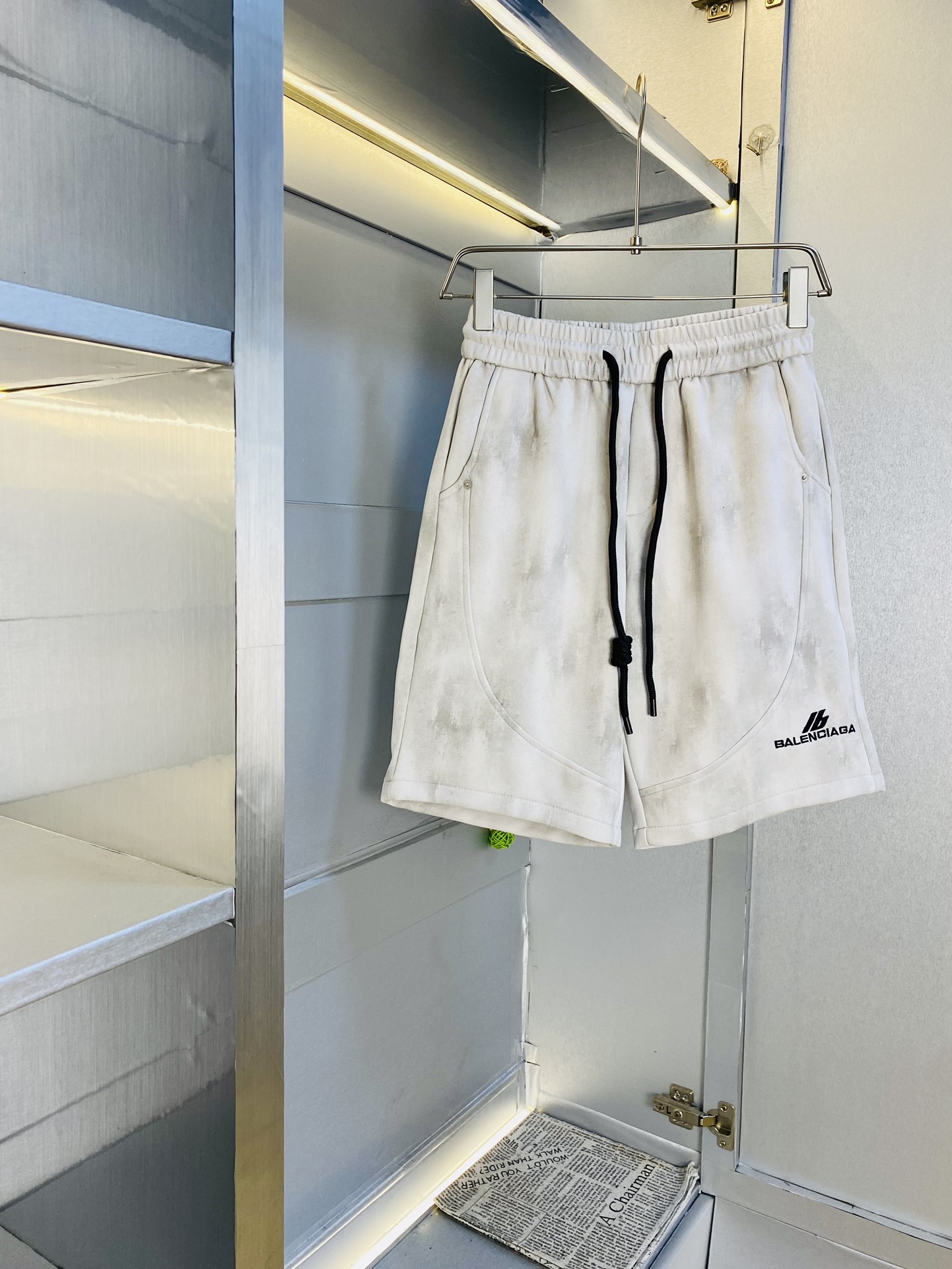 NO:460074,The gospel of Fatty Couple Style, 200 pounds to wear, Balenciaga, a big recommendation!  The latest summer must-have counter series shorts, beach pants, five-quarter pants, casual pants, high-end customized original hardware. The upper body effect is super positive, the leg lines are fully demonstrated, and the imported fabric is provided by all customers. The texture is tight and delicate, the upper body is very comfortable and stylish, and it is extremely practical and versatile, which is very worth buying!  Requested recommendations from old customers!  Number of codes: M-3XL, balenciaga, balenciaga, shorts, alexander wang19860909情侣款胖子福音 200斤可穿 巴黎世家Balenciaga 重磅推荐！夏季必备专柜系列最新款短裤沙滩裤五分裤休闲裤高端订制原版五金 上身效果超正,腿部线条完全得到彰显,全客供进口面料 纹理 紧致细腻,上身非常舒适有型,而且极为实穿百搭,非常值得入手！老客户必收推荐！ 码数:M-3XL,,balenciaga,balenciaga,shorts,alexander wang,Men's clothing