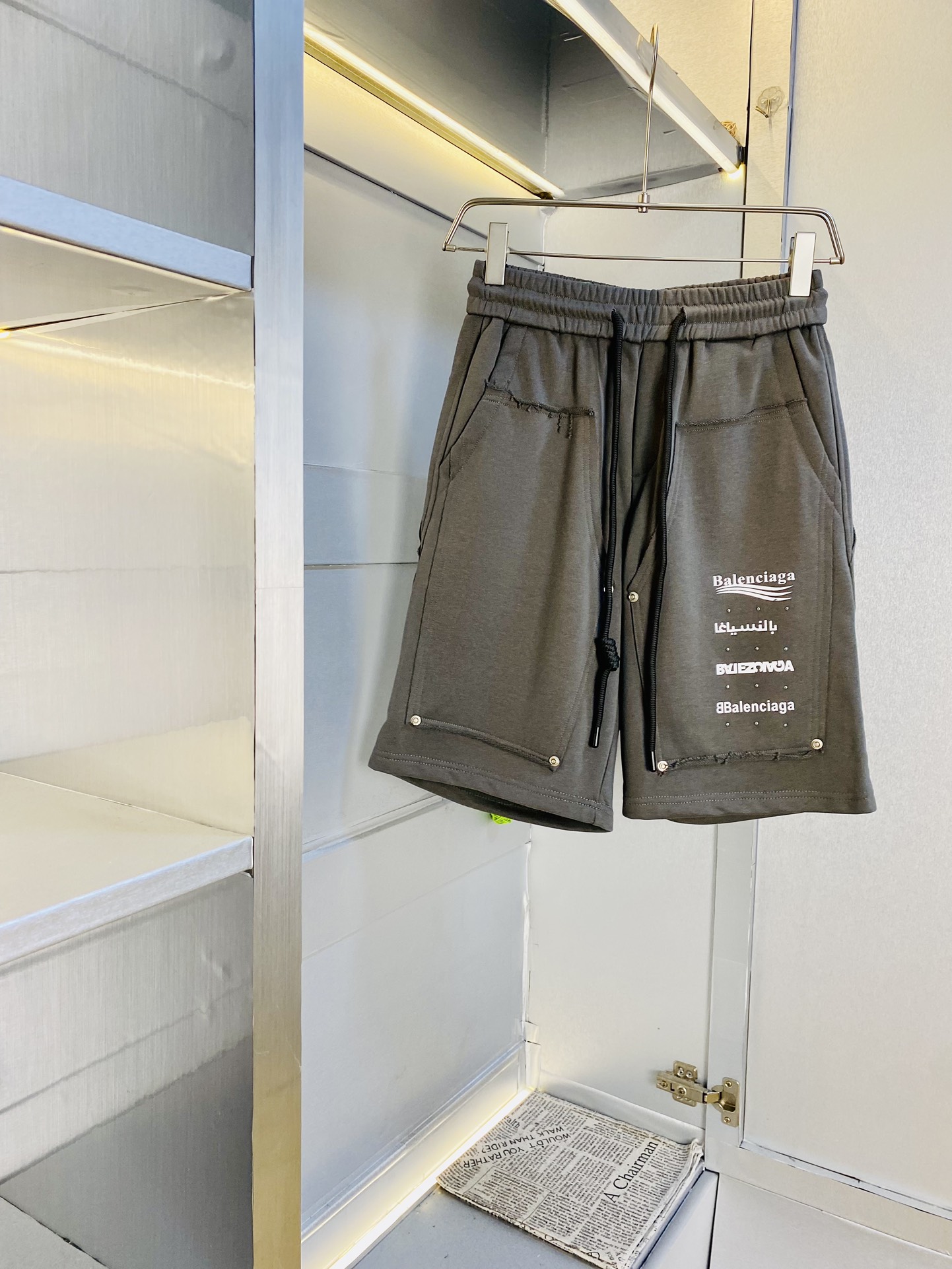 NO:497098,The gospel of the couple's fat man, pounds can be worn, Balenciaga, a big recommendation!  The latest summer must-have counter series shorts, beach pants, five-quarter pants, casual pants, high-end customized original hardware. The upper body effect is super positive, the leg lines are fully demonstrated, and the imported fabric is provided by all customers. The texture is tight and delicate, the upper body is very comfortable and stylish, and it is extremely practical and versatile, which is very worth buying!  Requested recommendations from old customers!  Number of codes: M-3XL, balenciaga, balenciaga, shorts, alexander wang19860909情侣款胖子福音 斤可穿 巴黎世家Balenciaga 重磅推荐！夏季必备专柜系列最新款短裤沙滩裤五分裤休闲裤高端订制原版五金 上身效果超正,腿部线条完全得到彰显,全客供进口面料 纹理 紧致细腻,上身非常舒适有型,而且极为实穿百搭,非常值得入手！老客户必收推荐！ 码数:M-3XL,,balenciaga,balenciaga,shorts,alexander wang,Men's clothing