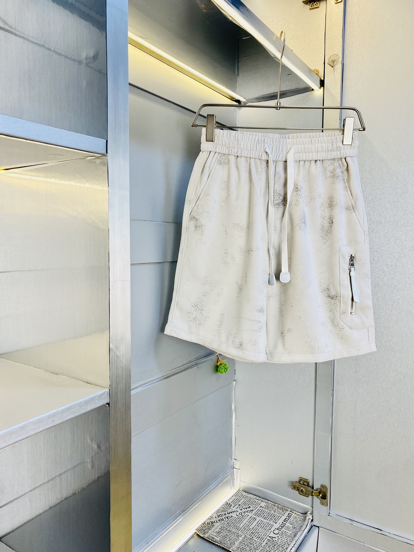 NO:462865,Loewe, a couple's gossip, 200 pounds, Loewe, a big recommendation!  The latest version of the 2025 summer essential counter series shorts, beach pants, five-quarter pants, casual pants, high-end customized original hardware. The upper body effect is super positive, the leg lines are fully demonstrated, and the imported fabric is provided by all customers. The texture is tight and delicate, the upper body is very comfortable and stylish, and it is extremely practical and versatile, which is very worth buying!  Requested recommendations from old customers!  Number of codes: M-3XL, loewe, loewe, shorts, alexander wang19860909情侣款胖子福音 200斤可穿 罗意威Loewe 重磅推荐！2025夏季必备专柜系列最新款短裤沙滩裤五分裤休闲裤高端订制原版五金 上身效果超正,腿部线条完全得到彰显,全客供进口面料 纹理 紧致细腻,上身非常舒适有型,而且极为实穿百搭,非常值得入手！老客户必收推荐！ 码数:M-3XL,,loewe,loewe,shorts,alexander wang,Men's clothing