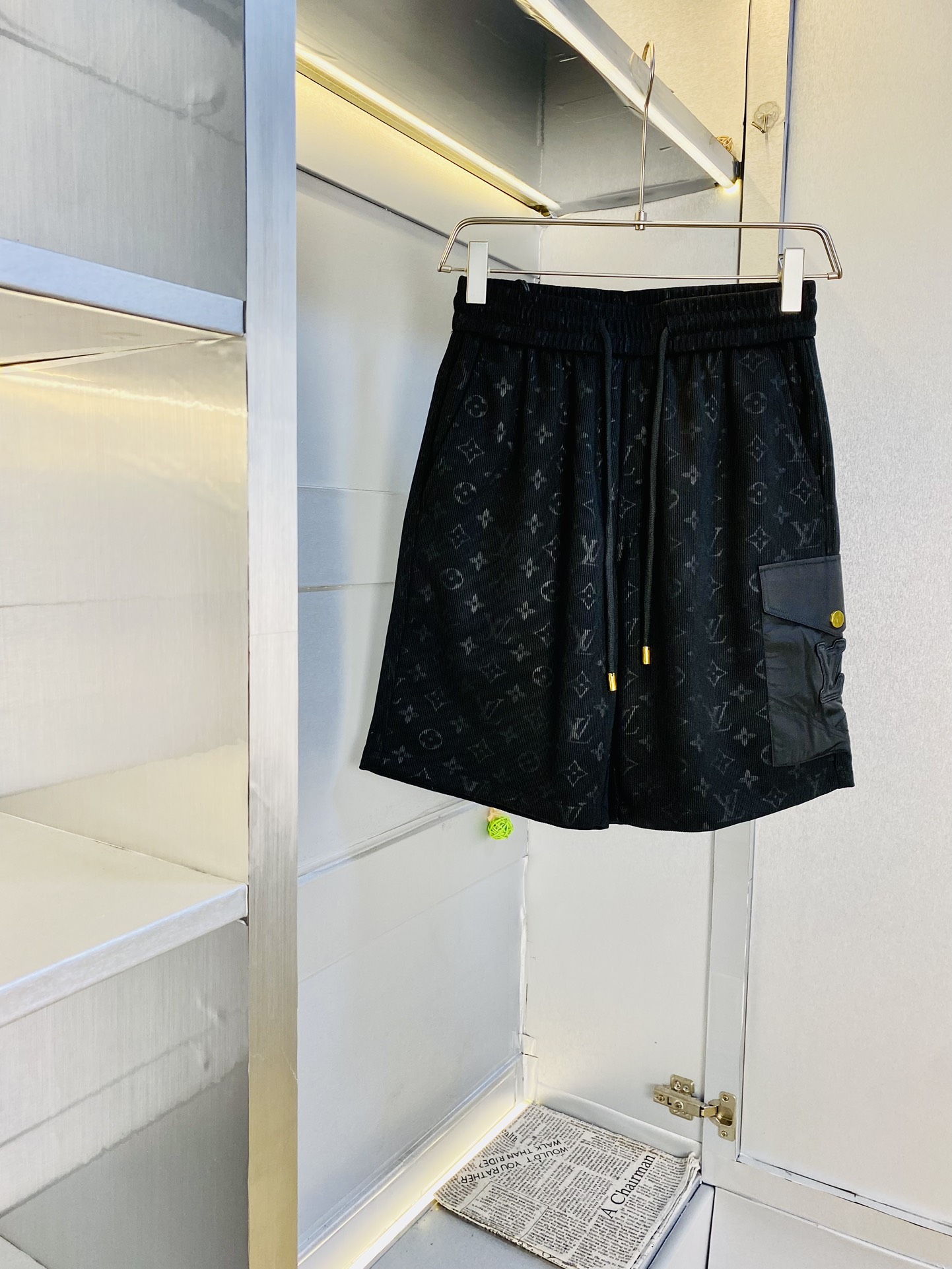 NO:501024,The gospel of the couple's fat man, 200 pounds to wear, Louis Vuitton Lv, a big recommendation!  The latest summer must-have counter series shorts, beach pants, five-quarter pants, casual pants, high-end customized original hardware. The upper body effect is super positive, the leg lines are fully demonstrated, and the imported fabric is provided by all customers. The texture is tight and delicate, the upper body is very comfortable and stylish, and it is extremely practical and versatile, which is very worth buying!  Requested recommendations from old customers!  Number of codes: M-3XL, louis vuitton,louis vuitton, shorts,alexander wang19860909情侣款胖子福音 200斤可穿 路易威登Lv 重磅推荐！夏季必备专柜系列最新款短裤沙滩裤五分裤休闲裤高端订制原版五金 上身效果超正,腿部线条完全得到彰显,全客供进口面料 纹理 紧致细腻,上身非常舒适有型,而且极为实穿百搭,非常值得入手！老客户必收推荐！ 码数:M-3XL,,louis vuitton,louis vuitton,shorts,alexander wang,Men's clothing