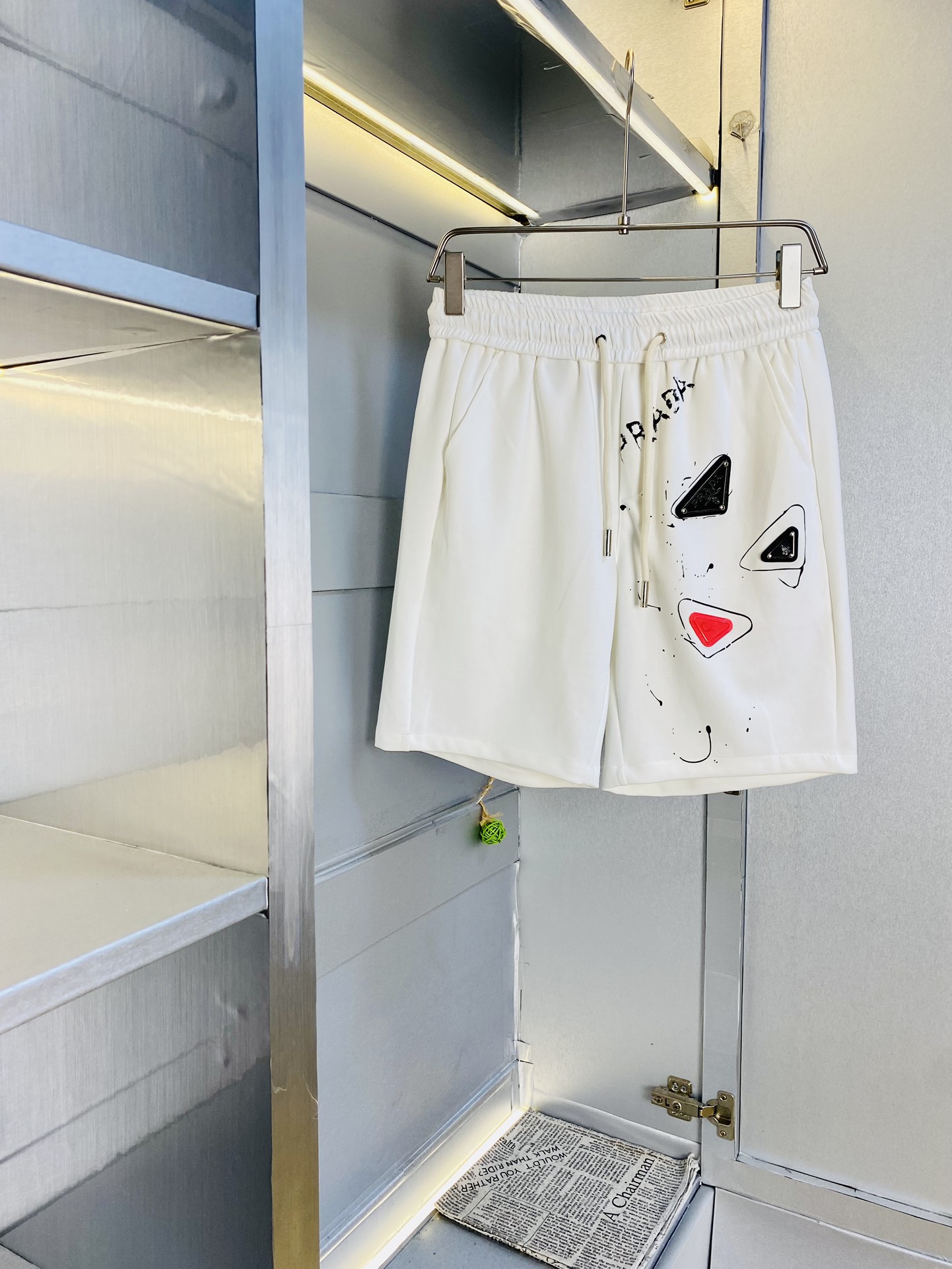 NO:497106,The gospel of fat couples, pounds to wear, Prada, a big recommendation!  The latest summer must-have counter series shorts, beach pants, five-quarter pants, casual pants, high-end customized original hardware. The upper body effect is super positive, the leg lines are fully demonstrated, and the imported fabric is provided by all customers. The texture is tight and delicate, the upper body is very comfortable and stylish, and it is extremely practical and versatile, which is very worth buying!  Requested recommendations from old customers!  Number of codes: M-3XL, prada, prada, shorts, alexander wang19860909情侣款胖子福音 斤可穿 普拉达Prada 重磅推荐！夏季必备专柜系列最新款短裤沙滩裤五分裤休闲裤高端订制原版五金 上身效果超正,腿部线条完全得到彰显,全客供进口面料 纹理 紧致细腻,上身非常舒适有型,而且极为实穿百搭,非常值得入手！老客户必收推荐！ 码数:M-3XL,,prada,prada,shorts,alexander wang,Men's clothing