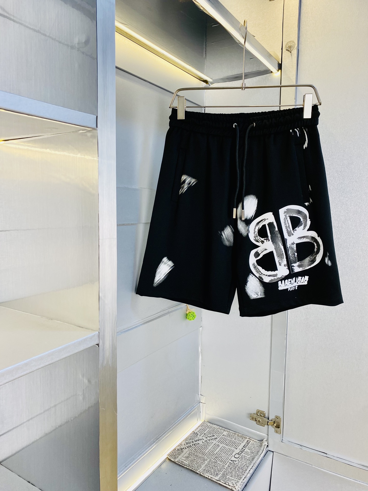 NO:462904,The gospel of Fatty Couple Style, 200 pounds to wear, Balenciaga, a big recommendation!  The latest version of the 2025 summer essential counter series shorts, beach pants, five-quarter pants, casual pants, high-end customized original hardware. The upper body effect is super positive, the leg lines are fully demonstrated, and the imported fabric is provided by all customers. The texture is tight and delicate, the upper body is very comfortable and stylish, and it is extremely practical and versatile, which is very worth buying!  Requested recommendations from old customers!  Number of codes: M-3XL, balenciaga, balenciaga, shorts, alexander wang19860909情侣款胖子福音 200斤可穿 巴黎世家Balenciaga 重磅推荐！2025夏季必备专柜系列最新款短裤沙滩裤五分裤休闲裤高端订制原版五金 上身效果超正,腿部线条完全得到彰显,全客供进口面料 纹理 紧致细腻,上身非常舒适有型,而且极为实穿百搭,非常值得入手！老客户必收推荐！ 码数:M-3XL,,balenciaga,balenciaga,shorts,alexander wang,Men's clothing