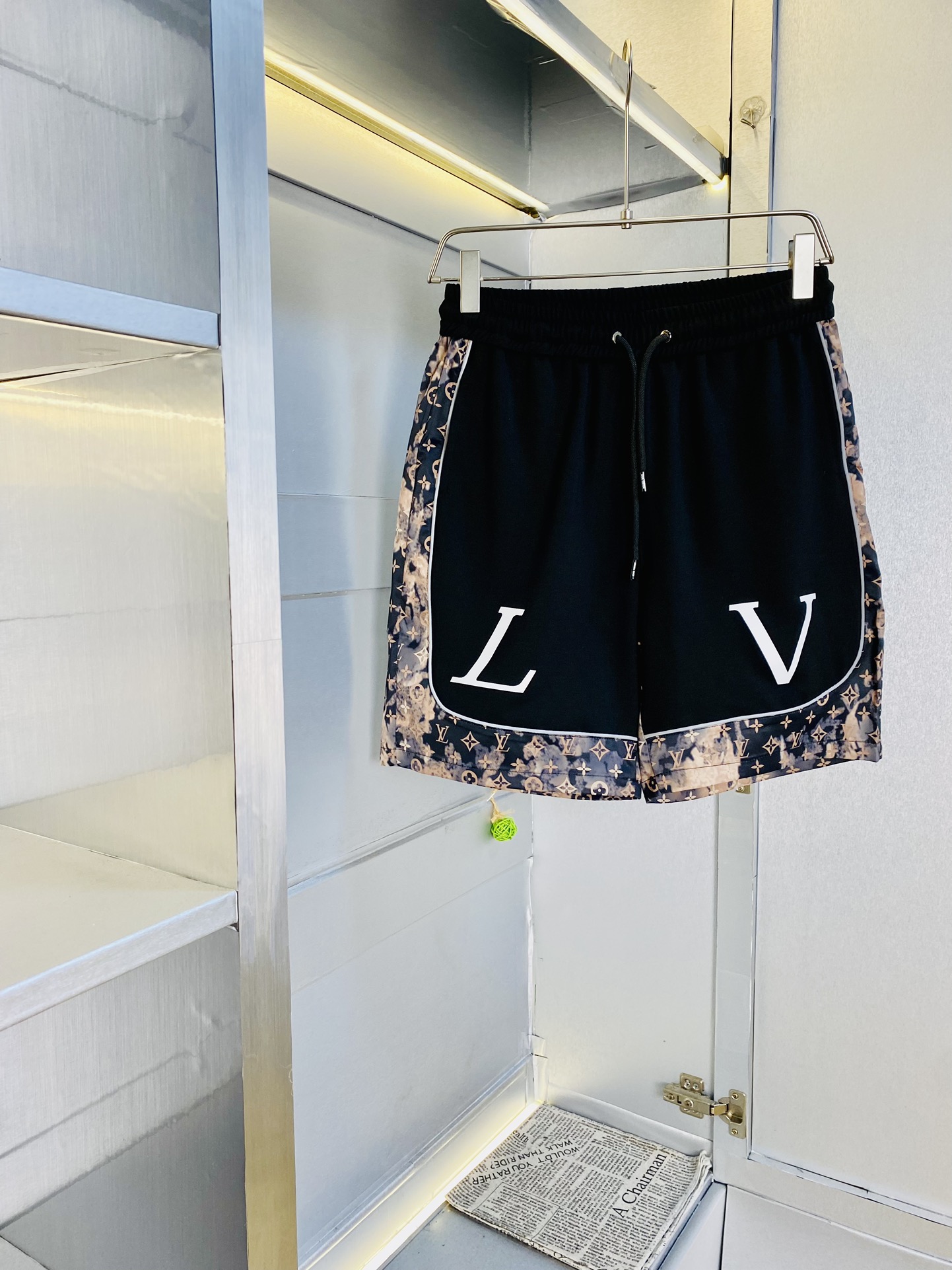 NO:449296,The gospel of the couple's fat man, 200 pounds to wear, Louis Vuitton Lv, a big recommendation!  The latest version of the 2025 summer essential counter series shorts, beach pants, five-quarter pants, casual pants, high-end customized original hardware. The upper body effect is super positive, the leg lines are fully demonstrated, and the imported fabric is provided by all customers. The texture is tight and delicate, the upper body is very comfortable and stylish, and it is extremely practical and versatile, which is very worth buying!  Requested recommendations from old customers!  Number of codes: M-3XL, louis vuitton,louis vuitton, shorts,alexander wang19860909情侣款胖子福音 200斤可穿 路易威登Lv 重磅推荐！2025夏季必备专柜系列最新款短裤沙滩裤五分裤休闲裤高端订制原版五金 上身效果超正,腿部线条完全得到彰显,全客供进口面料 纹理 紧致细腻,上身非常舒适有型,而且极为实穿百搭,非常值得入手！老客户必收推荐！ 码数:M-3XL,,louis vuitton,louis vuitton,shorts,alexander wang,Men's clothing