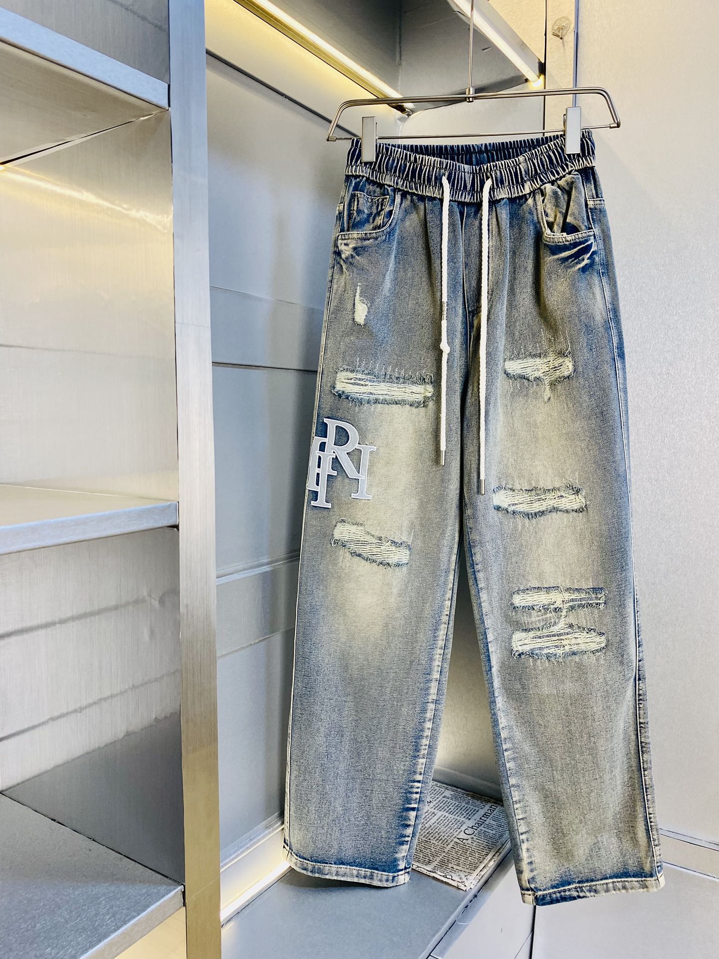 NO:427263,The original item on the official website can wear 220 kilograms of emir Amiri Simple and fashionable Summer summer hoodies elastic pants casual pants trousers jeans wide-leg pants are very comfortable to wear, low-key and luxurious, very classy when worn, and there is no need to say much about the trouser style and cutting. The upper body is exquisite and vivid. It is truly first-class and top-quality, truly palace-level, and the most famous tannin cloth is produced. The quality is excellent, and the pants are heavy washing makes the pants very soft!  Straight-footed style, not picky, the upper body is absolutely stylish, the waist is inlaid with silver jewelry, extremely luxurious. Size: M-4XL, amiri, jeans, alexander wang19860909官网原单货 可穿220斤埃米尔Amiri 简约时尚 夏季夏款卫裤松紧裤休闲裤长裤牛仔裤阔腿裤身穿着非常舒适 低调不失奢华 穿出去非常有档次,裤型款式和裁剪亦无需多言 上身精致跃然.真正一等一顶级质料 真正殿堂级 生产出最有名的单宁布 品质卓然,经过重水洗使得裤子很柔软！直脚的版型 不挑人 上身绝对的有型 裤腰镶嵌银饰达人设计 极度奢华.码数:M-4XL,,amiri,jeans,alexander wang,Men's clothing