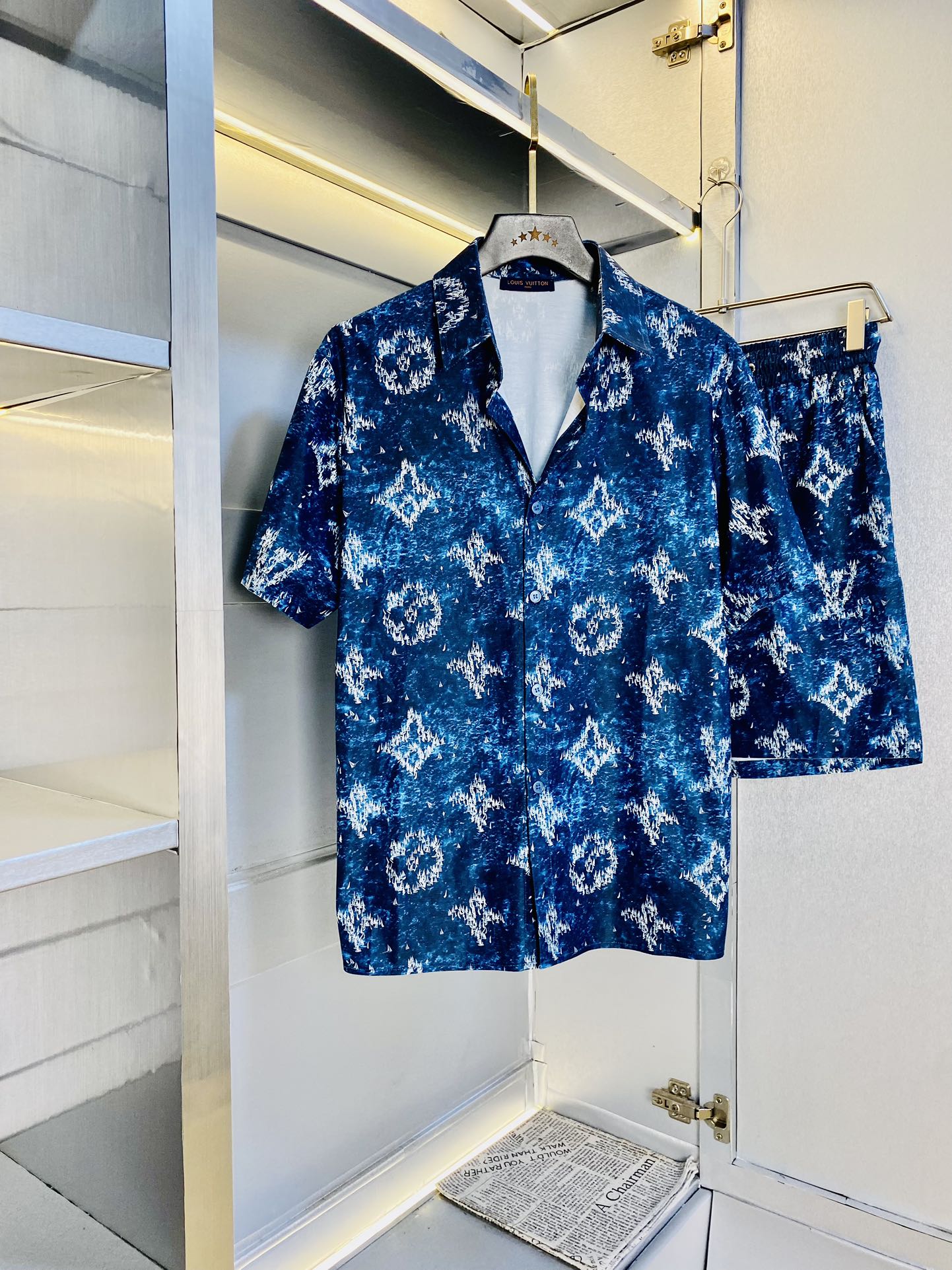 NO:427267,Official website original order Louis Vuitton Lv Simple and fashionable Summer new heavy industry digital printing high-end craft set short sleeve shorts suit quick-drying suit ice silk suit pajama set very comfortable to wear, low-key and luxurious, very classy when worn, no need to say much about the trouser style and cutting, the upper body is exquisite and vivid. The truly first-class quality is the real palace-grade casual pants elastic pants, which are made of Turkey cotton, and produce the most famous tannin cloth. The quality is excellent, and the pants are soft after heavy washing!  Straight-footed style, not picky, the upper body is absolutely stylish, extremely luxurious. Size: S-XL (175/130 catties wear M), louis vuitton, louis vuitton, shorts, T-shirt, alexander wang19860909官网原单货 路易威登Lv 简约时尚 夏季夏款新款重工数码印花高级工艺套装短袖套装短裤套装速干套装冰丝套装睡衣套装 身穿着非常舒适 低调不失奢华 穿出去非常有档次,裤型款式和裁剪亦无需多言 上身精致跃然.真正一等一顶级质料 真正殿堂级的休闲裤松紧裤,选用土耳其的棉花 生产出最有名的单宁布 品质卓然,经过重水洗使得裤子很柔软！直脚的版型 不挑人 上身绝对的有型 极度奢华.码数:S-XL（175/130斤穿M）,,louis vuitton,louis vuitton,shorts,T-shirt,alexander wang,Men's clothing