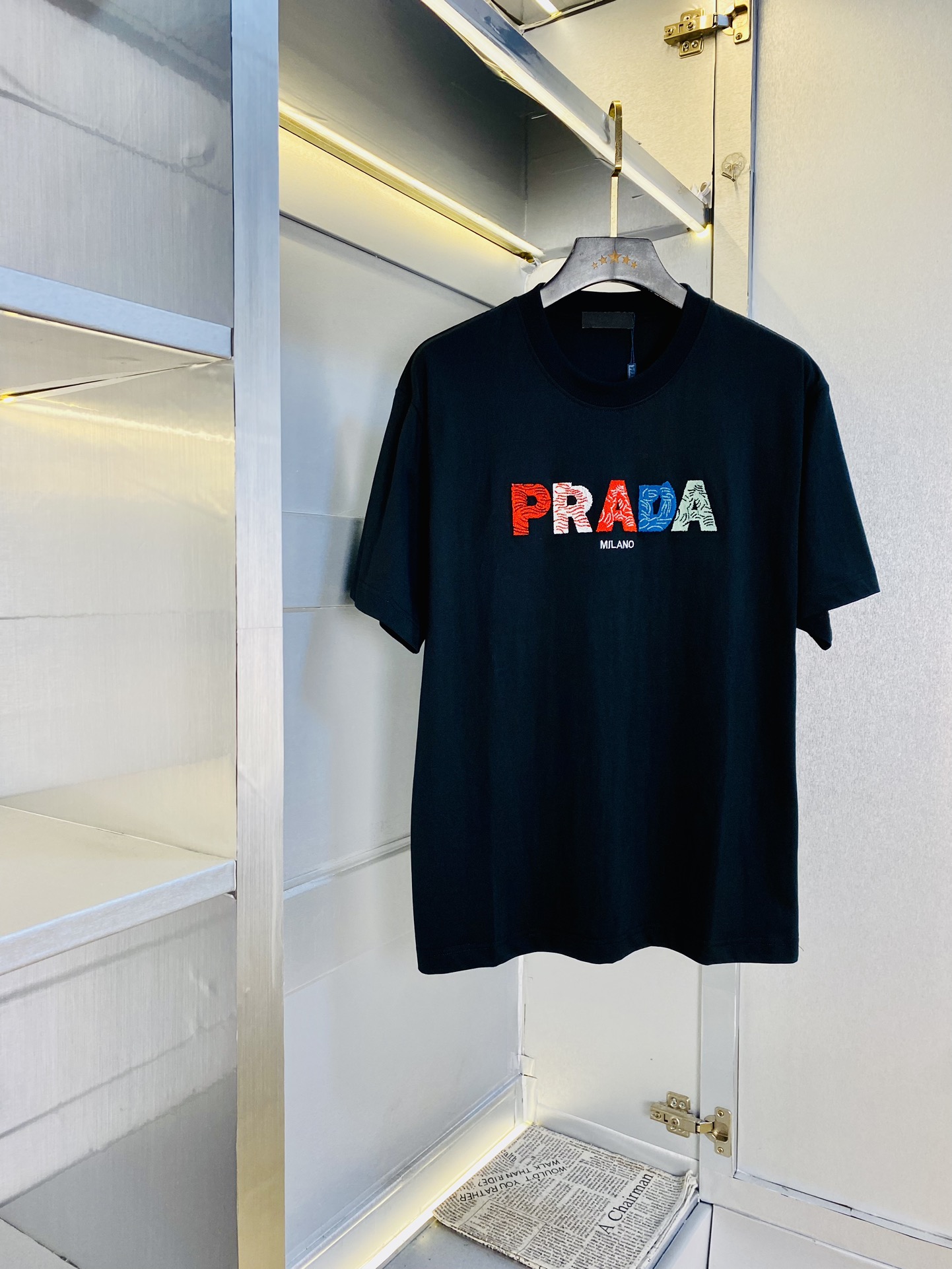 NO:519956,Wear 220 kilograms original order!  Fatty Gospel Couple Outfit Prada Prada Original Quality 2025 Latest Short Sleeve T-shirt Five-quarter Sleeve Middle Sleeve Selected counter Customized top-grade cotton imported fabric with original wash mark!  Complete three standards, all the details are perfectly 1-to-1 reproduction, restore the authenticity 100% original hardware, high-end customized auxiliary materials, original factory original standards, excellent upper body effect!  The counter code is relatively large Xs-XL (175/130 catties wearing Xs), prada, prada, T-shirt, tees, t-shirt, alexander wang19860909穿220斤 原单货！胖子福音 情侣装普拉达Prada 原单品质 2025最新款 短袖T恤 五分袖中袖 精选专柜订制顶级纯棉进口面料 带原版洗水唛！三标齐全 所有细节做工完美1比1复刻 还原正品百分百 原版五金 高端订制辅料 原厂原标 上身效果超赞！专柜码数偏大Xs-XL(175/130斤穿Xs),,prada,prada,T-shirt,tees，t-shirt,alexander wang,Men's clothing