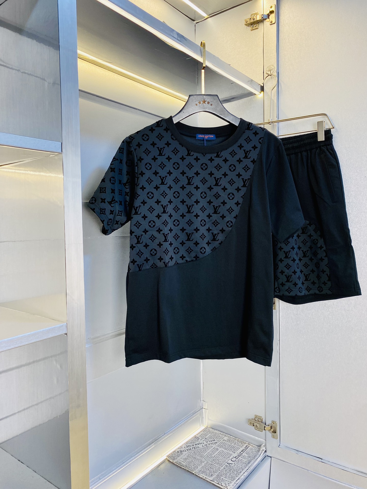 NO:460128,The original order of the official website can wear 200 kilograms Louis Vuitton Lv Simple and fashionable Summer new summer suit Short sleeve suit Shorts suit It is very comfortable to wear, low-key and luxurious, very classy when worn, and there is no need to say much about the trouser style and cutting. The upper body is exquisite and vivid. The truly first-class quality is the real palace-grade casual pants elastic pants, which are made of Turkey cotton, and the most famous tannin cloth is excellent. The quality is excellent, and the pants are soft after heavy washing!  Straight-footed style, not picky, the upper body is absolutely stylish, extremely luxurious. Size: S-XL (175/130 catties wear S), louis vuitton, louis vuitton, shorts, T-shirt, alexander wang19860909官网原单货 可穿200斤 路易威登Lv 简约时尚 夏季夏款新款套装短袖套装短裤套装 身穿着非常舒适 低调不失奢华 穿出去非常有档次,裤型款式和裁剪亦无需多言 上身精致跃然.真正一等一顶级质料 真正殿堂级的休闲裤松紧裤,选用土耳其的棉花 生产出最有名的单宁布 品质卓然,经过重水洗使得裤子很柔软！直脚的版型 不挑人 上身绝对的有型 极度奢华.码数:S-XL（175/130斤穿S）,,louis vuitton,louis vuitton,shorts,T-shirt,alexander wang,Men's clothing