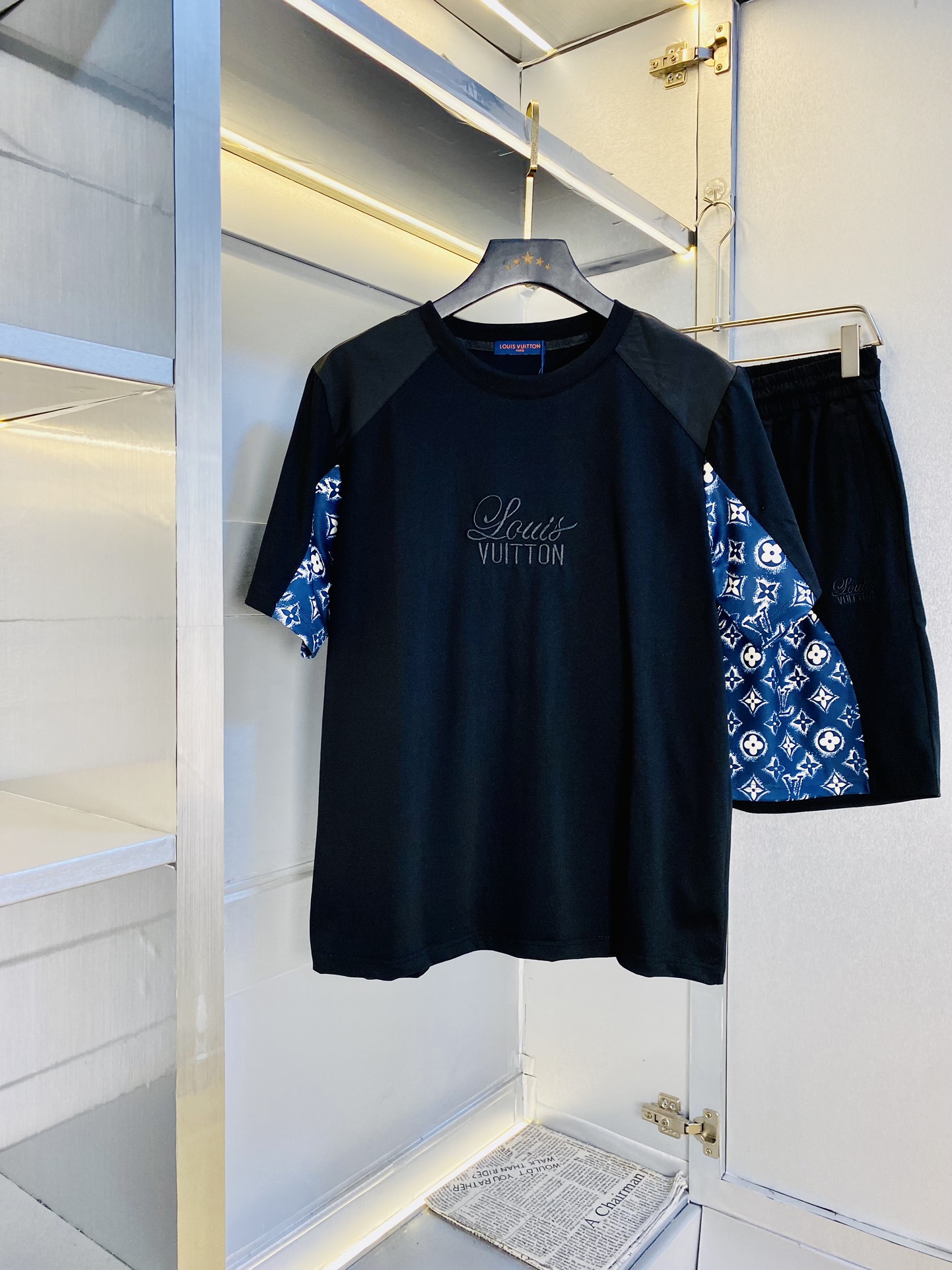 NO:460158,The official website original item, wearable pounds, Louis Vuitton Lv, simple and fashionable, summer new style suit, short sleeve suit, shorts suit, very comfortable to wear, low-key and luxurious, very classy when worn, no need to say much about the trouser style and cutting, the upper body is exquisite and vivid. The truly first-class quality, the truly palace-grade casual pants, elastic pants, made of Turkey cotton, produce the most famous tannin cloth, excellent quality, heavy washing makes the pants very soft!  Straight-footed style, not picky, the upper body is absolutely stylish, extremely luxurious. Number of sizes: M-3XL (175/130 catties wear M), louis vuitton, louis vuitton, shorts, T-shirt, alexander wang19860909官网原单货 可穿斤 路易威登Lv 简约时尚 夏季夏款新款套装短袖套装短裤套装 身穿着非常舒适 低调不失奢华 穿出去非常有档次,裤型款式和裁剪亦无需多言 上身精致跃然.真正一等一顶级质料 真正殿堂级的休闲裤松紧裤,选用土耳其的棉花 生产出最有名的单宁布 品质卓然,经过重水洗使得裤子很柔软！直脚的版型 不挑人 上身绝对的有型 极度奢华.码数:M-3XL（175/130斤穿M）,,louis vuitton,louis vuitton,shorts,T-shirt,alexander wang,Men's clothing