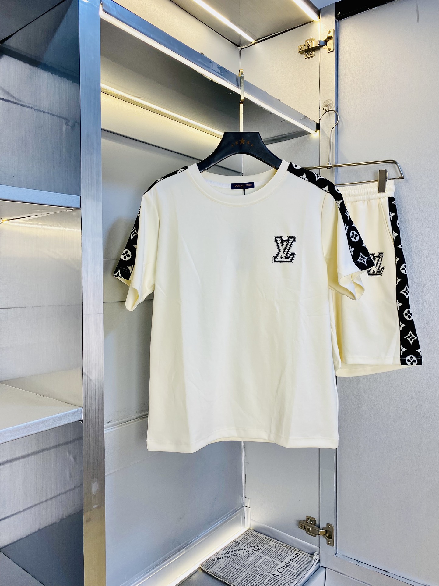 NO:472625,The official website original product Louis Vuitton Lv Simple and fashionable Summer new summer suit Short sleeve suit Shorts suits Very comfortable to wear, low-key and luxurious, very classy when worn, no need to say much about the trouser style and cutting, the upper body is exquisite and vivid. The truly first-class quality is the real palace-grade casual pants elastic pants, which are made of Turkey cotton, and produce the most famous tannin cloth. The quality is excellent, and the pants are heavy washing makes the pants very soft!  Straight-footed style, not picky, the upper body is absolutely stylish, extremely luxurious. Size: S-XL (175/130 catties wear S), louis vuitton, louis vuitton, shorts, T-shirt, alexander wang19860909官网原单货 路易威登Lv 简约时尚 夏季夏款新款套装短袖套装短裤套装 身穿着非常舒适 低调不失奢华 穿出去非常有档次,裤型款式和裁剪亦无需多言 上身精致跃然.真正一等一顶级质料 真正殿堂级的休闲裤松紧裤,选用土耳其的棉花 生产出最有名的单宁布 品质卓然,经过重水洗使得裤子很柔软！直脚的版型 不挑人 上身绝对的有型 极度奢华.码数:S-XL（175/130斤穿S）,,louis vuitton,louis vuitton,shorts,T-shirt,alexander wang,Men's clothing