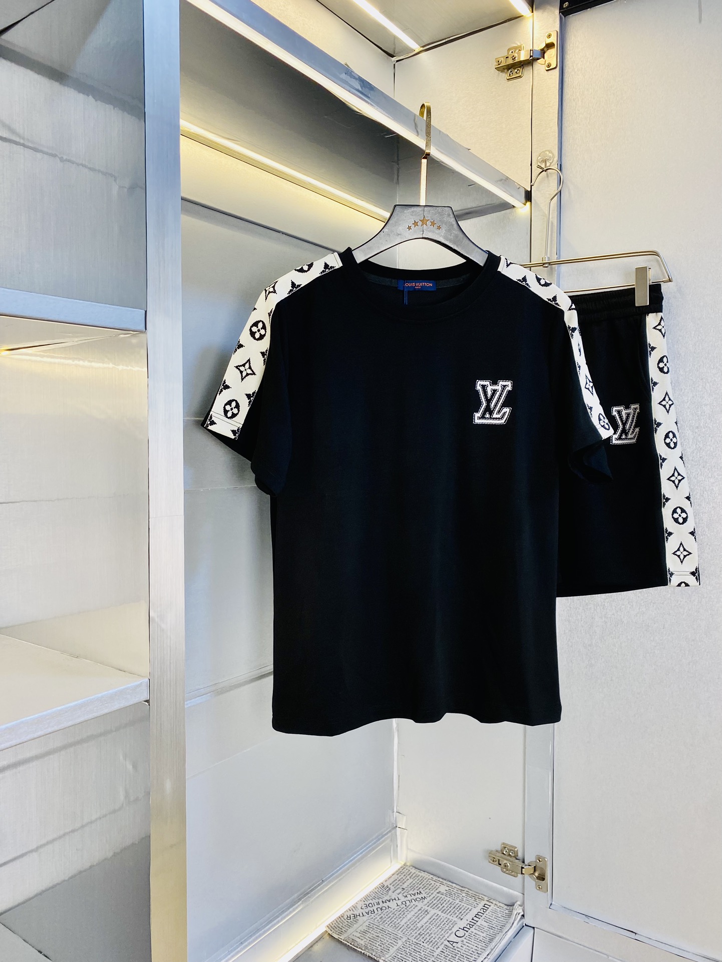 NO:460146,The official website original item, wearable pounds, Louis Vuitton Lv, simple and fashionable, summer new style suit, short sleeve suit, shorts suit, very comfortable to wear, low-key and luxurious, very classy when worn, no need to say much about the trouser style and cutting, the upper body is exquisite and vivid. The truly first-class quality, the truly palace-grade casual pants, elastic pants, made of Turkey cotton, produce the most famous tannin cloth, excellent quality, heavy washing makes the pants very soft!  Straight-footed style, not picky, the upper body is absolutely stylish, extremely luxurious. Number of sizes: M-3XL (175/130 catties wear M), louis vuitton, louis vuitton, shorts, T-shirt, alexander wang19860909官网原单货 可穿斤 路易威登Lv 简约时尚 夏季夏款新款套装短袖套装短裤套装 身穿着非常舒适 低调不失奢华 穿出去非常有档次,裤型款式和裁剪亦无需多言 上身精致跃然.真正一等一顶级质料 真正殿堂级的休闲裤松紧裤,选用土耳其的棉花 生产出最有名的单宁布 品质卓然,经过重水洗使得裤子很柔软！直脚的版型 不挑人 上身绝对的有型 极度奢华.码数:M-3XL（175/130斤穿M）,,louis vuitton,louis vuitton,shorts,T-shirt,alexander wang,Men's clothing