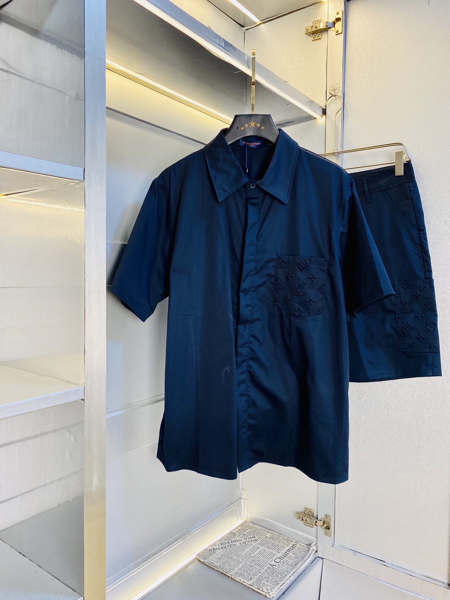 NO:460140,The official website original item, wearable pounds, Louis Vuitton Lv, simple and fashionable, summer new style suit, short sleeve suit, shorts suit, very comfortable to wear, low-key and luxurious, very classy when worn, no need to say much about the trouser style and cutting, the upper body is exquisite and vivid. The truly first-class quality, the truly palace-grade casual pants, elastic pants, made of Turkey cotton, produce the most famous tannin cloth, excellent quality, heavy washing makes the pants very soft!  Straight-footed style, not picky, the upper body is absolutely stylish, extremely luxurious. Number of sizes: M-3XL (175/130 catties wear M), louis vuitton, louis vuitton, shorts, T-shirt, alexander wang19860909官网原单货 可穿斤 路易威登Lv 简约时尚 夏季夏款新款套装短袖套装短裤套装 身穿着非常舒适 低调不失奢华 穿出去非常有档次,裤型款式和裁剪亦无需多言 上身精致跃然.真正一等一顶级质料 真正殿堂级的休闲裤松紧裤,选用土耳其的棉花 生产出最有名的单宁布 品质卓然,经过重水洗使得裤子很柔软！直脚的版型 不挑人 上身绝对的有型 极度奢华.码数:M-3XL（175/130斤穿M）,,louis vuitton,louis vuitton,shorts,T-shirt,alexander wang,Men's clothing