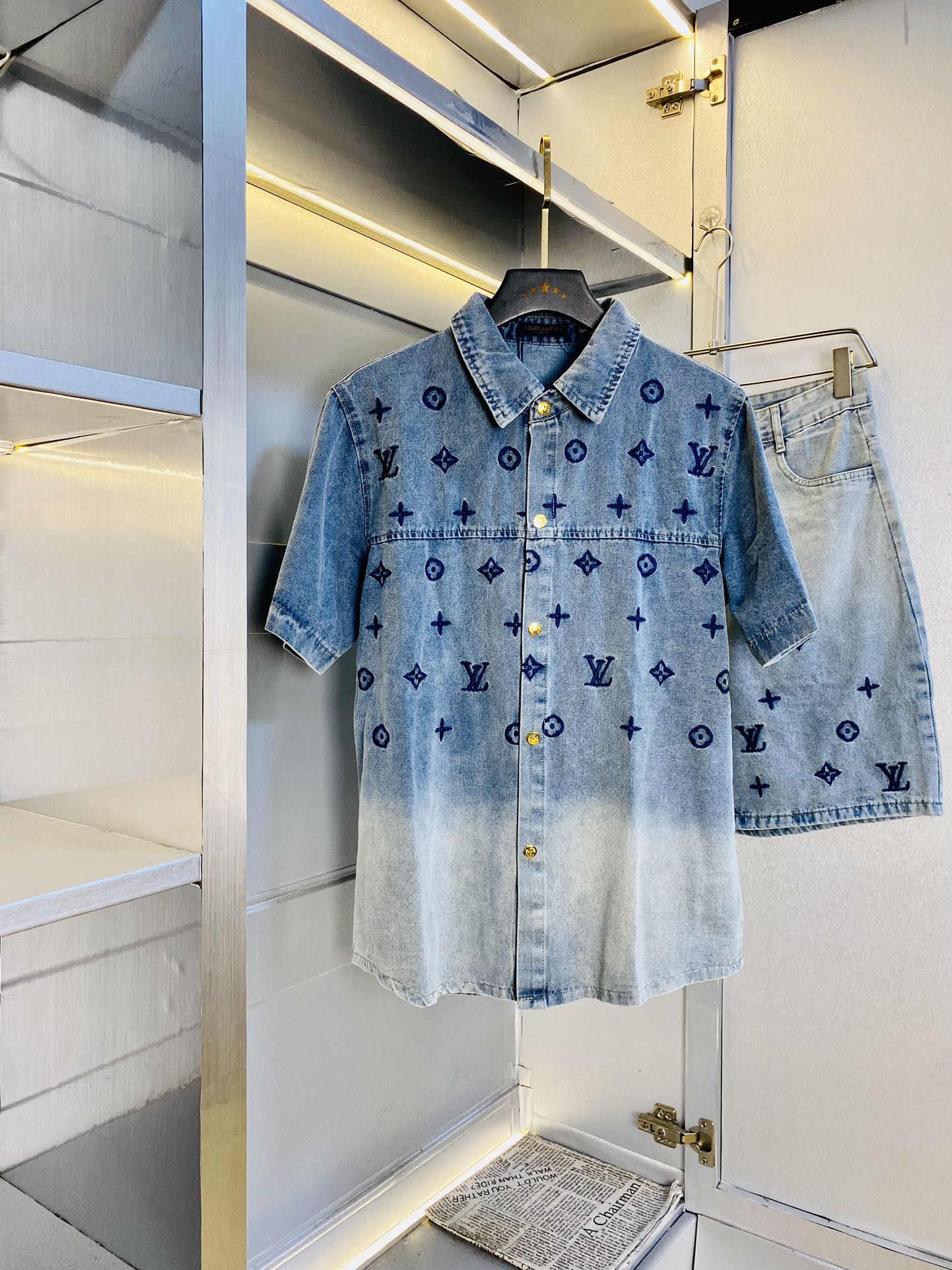 NO:480899,The original order of the official website can wear 210 kilograms Louis Vuitton Lv Simple and fashionable Summer new denim suit Short sleeve suit Shorts suit Very comfortable to wear, low-key and luxurious, very classy when worn, no need to say much about the trouser style and cutting, the upper body is exquisite and vivid. The truly first-class quality is the real palace-grade casual pants elastic pants, which are made of Turkey cotton, and produce the most famous tannin cloth. The quality is excellent, and the pants are heavy washing makes the pants very soft!  Straight-footed style, not picky, the upper body is absolutely stylish, extremely luxurious. Size: S-XXL (175/130 catties wear S), louis vuitton, louis vuitton, shorts, T-shirt, alexander wang19860909官网原单货 可穿210斤 路易威登Lv 简约时尚 夏季夏款新款牛仔套装短袖套装短裤套装 身穿着非常舒适 低调不失奢华 穿出去非常有档次,裤型款式和裁剪亦无需多言 上身精致跃然.真正一等一顶级质料 真正殿堂级的休闲裤松紧裤,选用土耳其的棉花 生产出最有名的单宁布 品质卓然,经过重水洗使得裤子很柔软！直脚的版型 不挑人 上身绝对的有型 极度奢华.码数:S-XXL（175/130斤穿S）,,louis vuitton,louis vuitton,shorts,T-shirt,alexander wang,Men's clothing