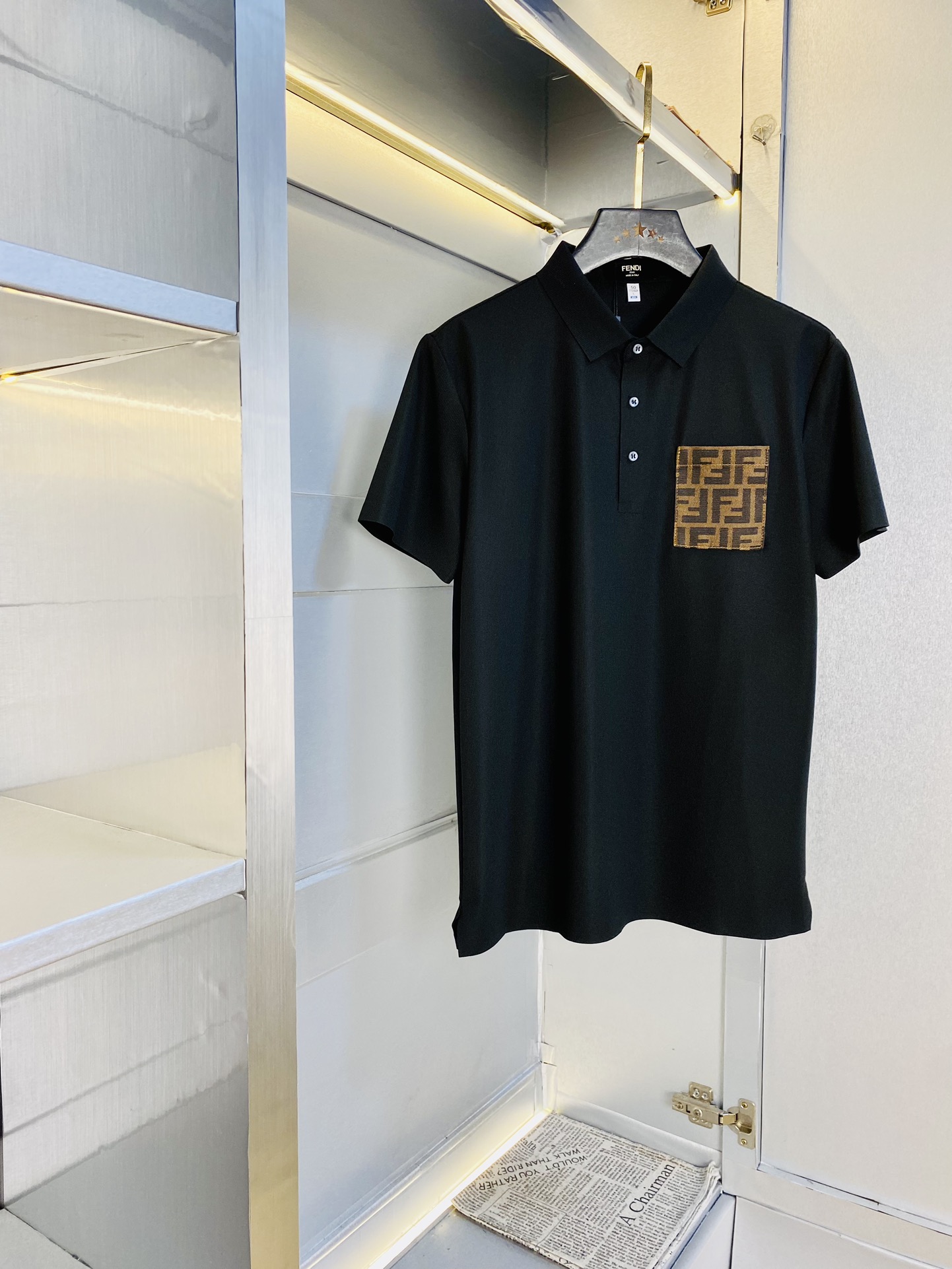 NO:480673,The original single product can be worn 210 kilograms Fendi original single quality 2025 latest men's lapel short-sleeved T-shirt polo shirt high-end workmanship!  Selected counters to customize the top-grade double mercerized bead flooring fabric. All details are perfectly crafted and replicated 100% authentic. Original hardware, high-end customized auxiliary materials, original factory original standard, excellent upper body effect!  Code number M-4XL, fendi, fendi, T-shirt, tees, t-shirt, alexander wang19860909原单货可穿210斤 芬迪Fendi 原单品质 2025最新款 男装翻领短袖T恤polo衫 高级做工！精选专柜订制顶级双丝光珠地棉进口面料 所有细节做工完美1比1复刻 还原正品百分百 原版五金 高端订制辅料 原厂原标 上身效果超赞！码数M-4XL,,fendi,fendi,T-shirt,tees，t-shirt,alexander wang,Men's clothing