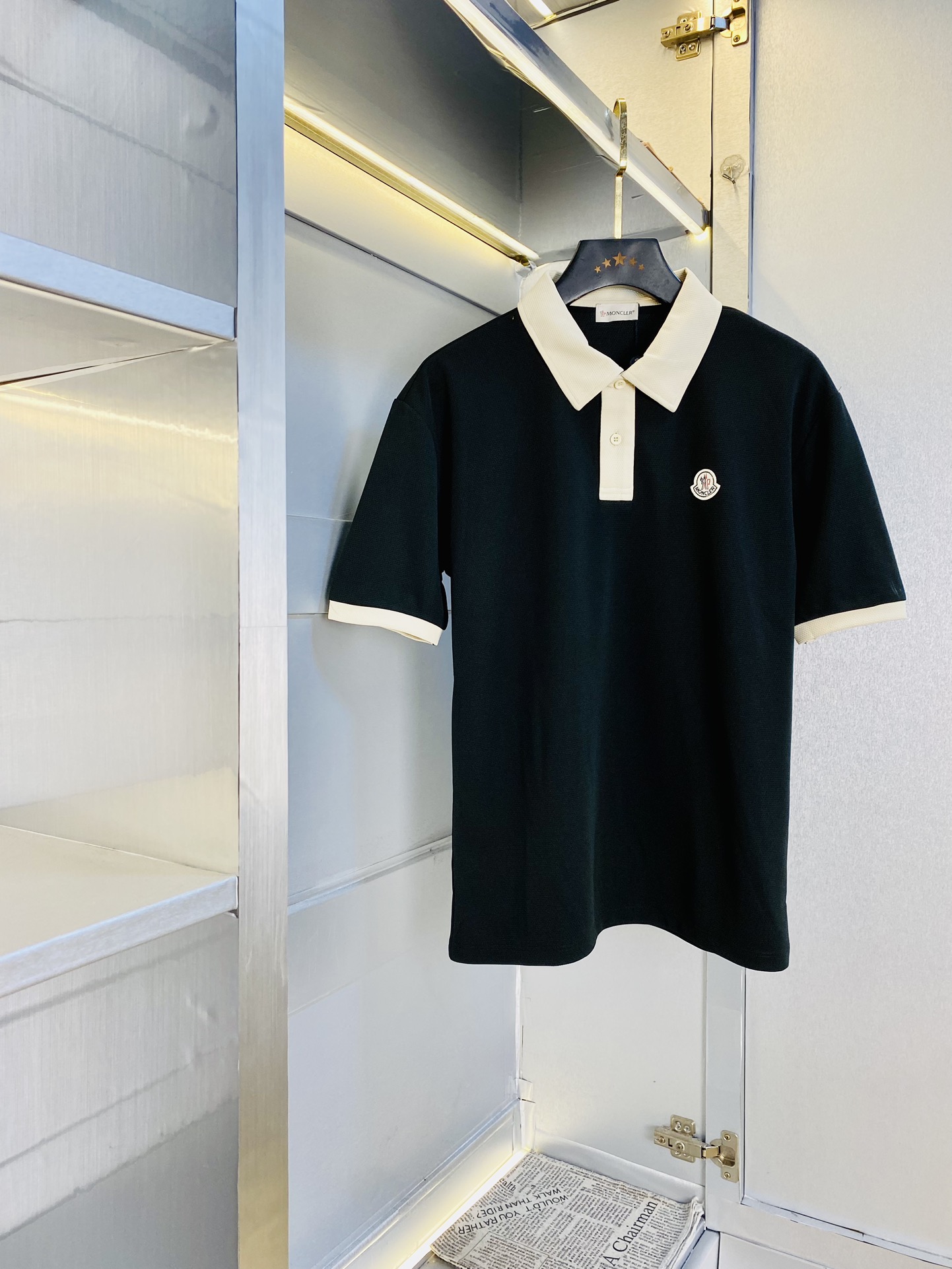 NO:480681,The original single product can be worn 210 kilograms. The original single quality is 2025 latest style. Men's lapel short-sleeved T-shirt polo shirt. High-end workmanship!  Selected counters to customize the top-grade double mercerized bead flooring fabric. All details are perfectly crafted and replicated 100% authentic. Original hardware, high-end customized auxiliary materials, original factory original standard, excellent upper body effect!  Code number M-4XL, Moncler, T-shirt,tees, t-shirt,alexander wang19860909原单货可穿210斤 蒙口Moncler 原单品质 2025最新款 男装翻领短袖T恤polo衫 高级做工！精选专柜订制顶级双丝光珠地棉进口面料 所有细节做工完美1比1复刻 还原正品百分百 原版五金 高端订制辅料 原厂原标 上身效果超赞！码数M-4XL,,Moncler,T-shirt,tees，t-shirt,alexander wang,Men's clothing