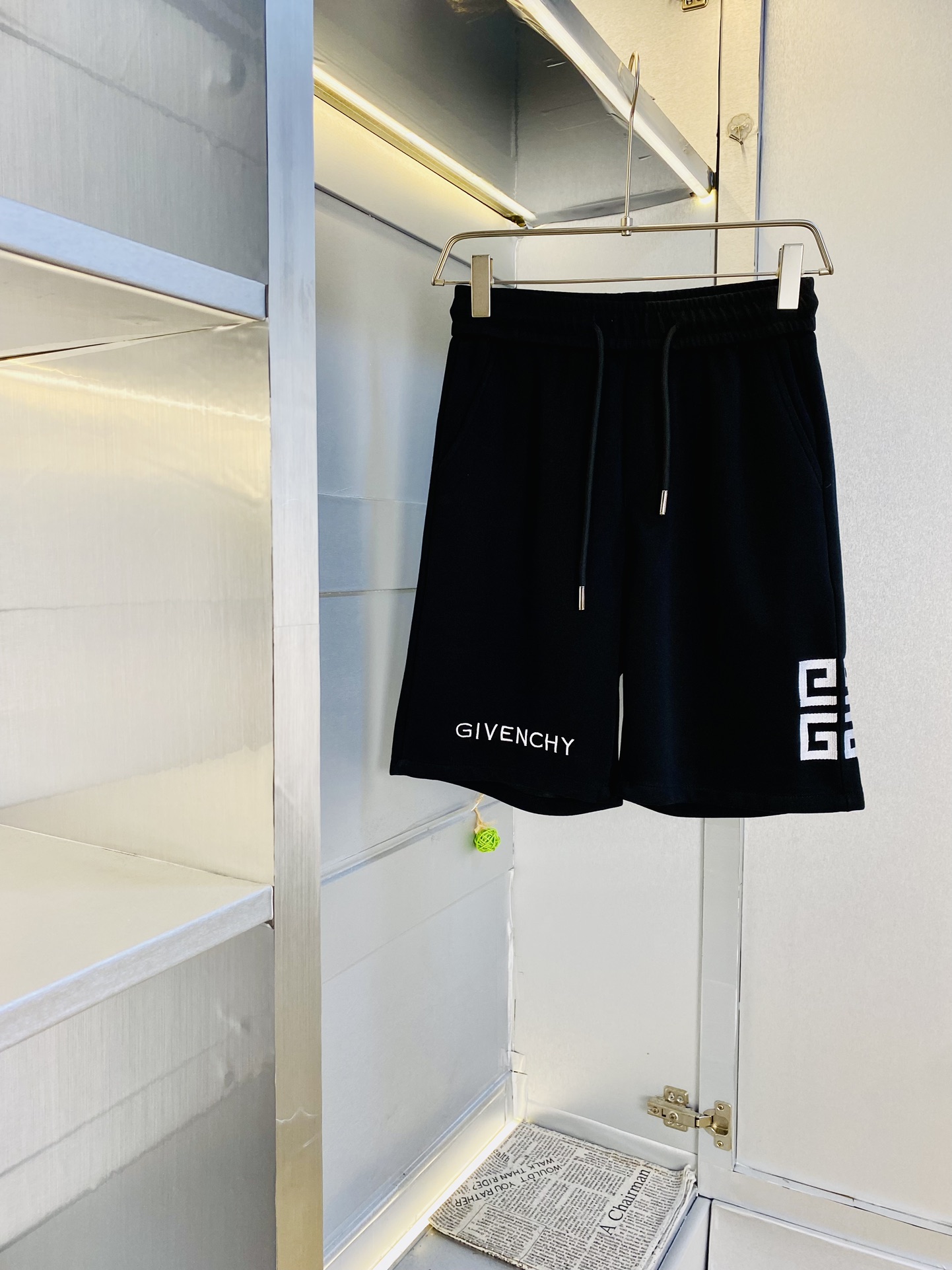 NO:466714,Gospel of Fatty Couple Style, 210 pounds to wear, Givenchy Givenchy’s heavy recommendation!  The latest version of the spring and summer essential counter series is shorts, beach pants, five-quarter pants, casual pants, high-end customized original hardware. The upper body has super positive effect and the leg lines are fully demonstrated. The imported quick-drying fabric is provided by all customers. The texture is tight and delicate. The upper body is very comfortable and stylish, and it is extremely practical and versatile, which is very worth buying!  Requested recommendations from old customers!  Number of codes: M-3XL, given, given, given, shorts, alexander wang19860909情侣款胖子福音 210斤可穿 纪梵希Givenchy 重磅推荐！春夏必备专柜系列最新款短裤沙滩裤五分裤休闲裤高端订制原版五金 上身效果超正,腿部线条完全得到彰显,全客供进口速干面料 纹理 紧致细腻,上身非常舒适有型,而且极为实穿百搭,非常值得入手！老客户必收推荐！ 码数:M-3XL,,givenchy,givenchy,shorts,alexander wang,Men's clothing