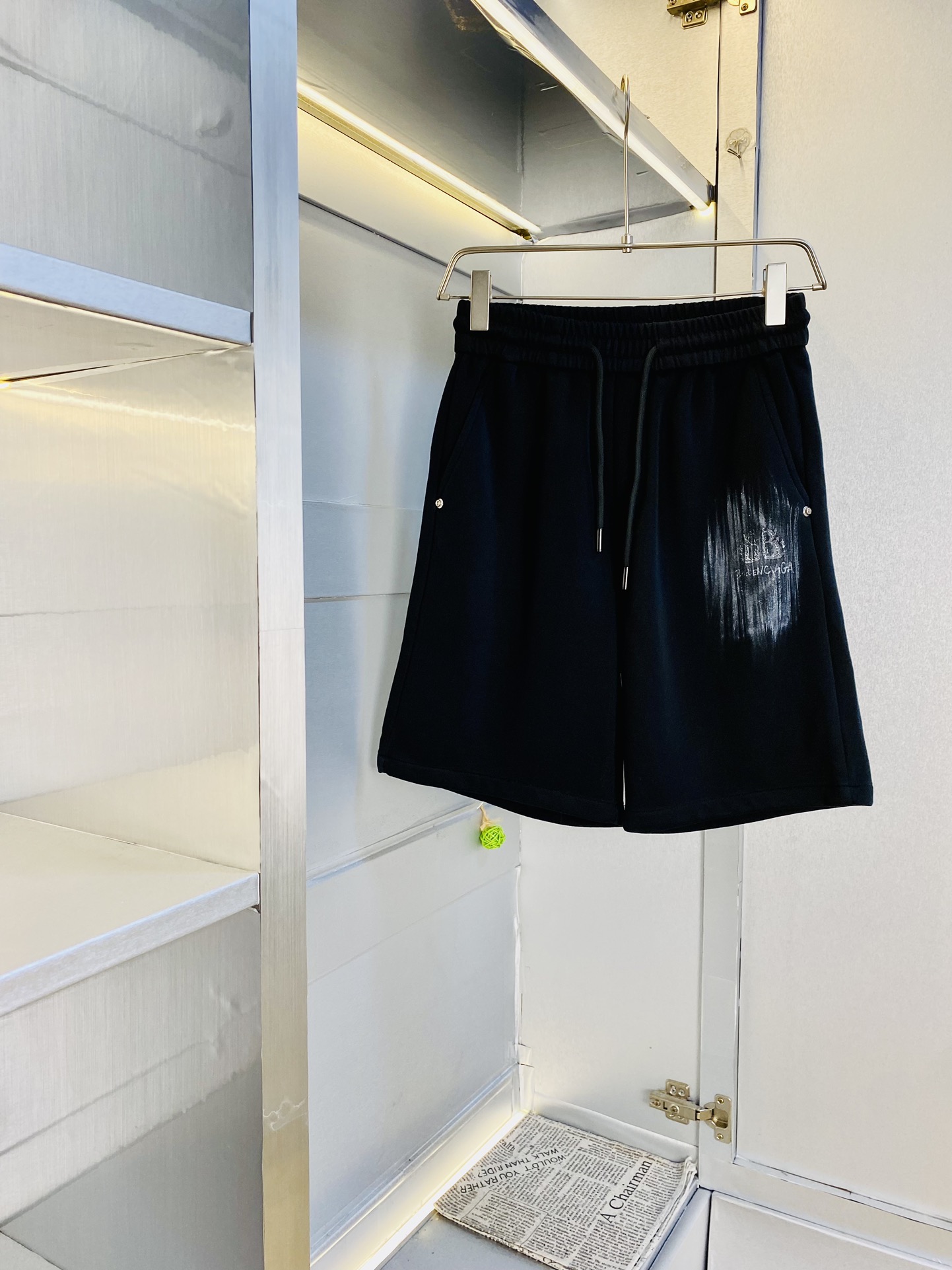 NO:463005,The gospel of Fatty Couple Model 210 pounds to wear Balenciaga Balenciaga Recommended!  The latest version of the 2025 Spring and Summer Essential Counter Series, shorts, beach pants, five-quarter pants, casual pants, high-end customized original hardware, the upper body effect is super positive, the leg lines are fully demonstrated, and the imported quick-drying fabric is provided by all customers. The texture is tight and delicate, the upper body is very comfortable and stylish, and it is extremely practical and versatile, which is very worth buying!  Requested recommendations from old customers!  Number of codes: M-3XL, balenciaga, balenciaga, shorts, alexander wang19860909情侣款胖子福音 210斤可穿 巴黎世家Balenciaga 重磅推荐！2025春夏必备专柜系列最新款短裤沙滩裤五分裤休闲裤高端订制原版五金 上身效果超正,腿部线条完全得到彰显,全客供进口速干面料 纹理 紧致细腻,上身非常舒适有型,而且极为实穿百搭,非常值得入手！老客户必收推荐！ 码数:M-3XL,,balenciaga,balenciaga,shorts,alexander wang,Men's clothing