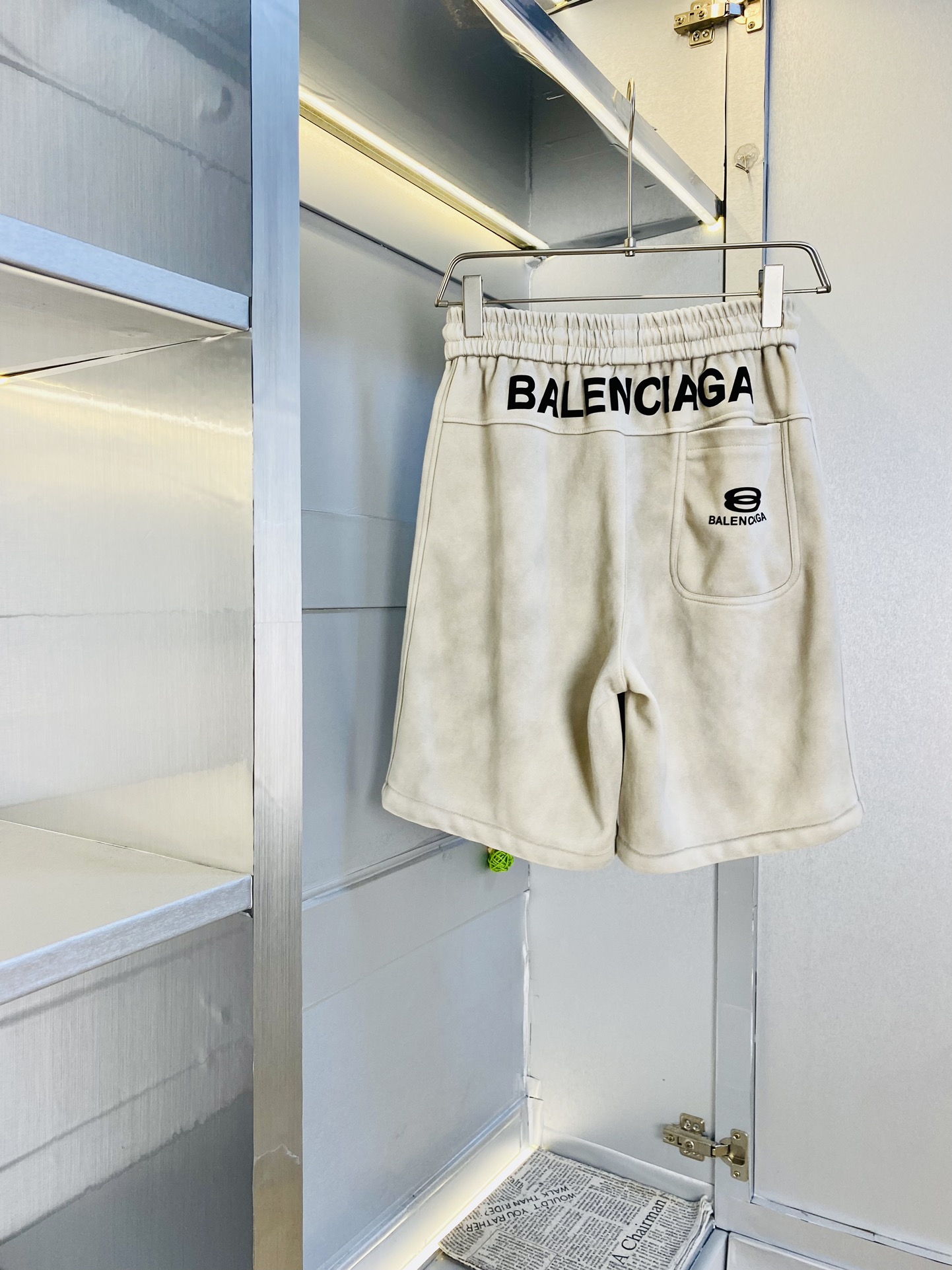 NO:466722,The gospel of Fatty Couple Model 210 pounds to wear Balenciaga Balenciaga Recommended!  The latest version of the spring and summer essential counter series is shorts, beach pants, five-quarter pants, casual pants, high-end customized original hardware. The upper body has super positive effect and the leg lines are fully demonstrated. The imported quick-drying fabric is provided by all customers. The texture is tight and delicate. The upper body is very comfortable and stylish, and it is extremely practical and versatile, which is very worth buying!  Requested recommendations from old customers!  Number of codes: M-3XL, balenciaga, balenciaga, shorts, alexander wang19860909情侣款胖子福音 210斤可穿 巴黎世家Balenciaga 重磅推荐！春夏必备专柜系列最新款短裤沙滩裤五分裤休闲裤高端订制原版五金 上身效果超正,腿部线条完全得到彰显,全客供进口速干面料 纹理 紧致细腻,上身非常舒适有型,而且极为实穿百搭,非常值得入手！老客户必收推荐！ 码数:M-3XL,,balenciaga,balenciaga,shorts,alexander wang,Men's clothing