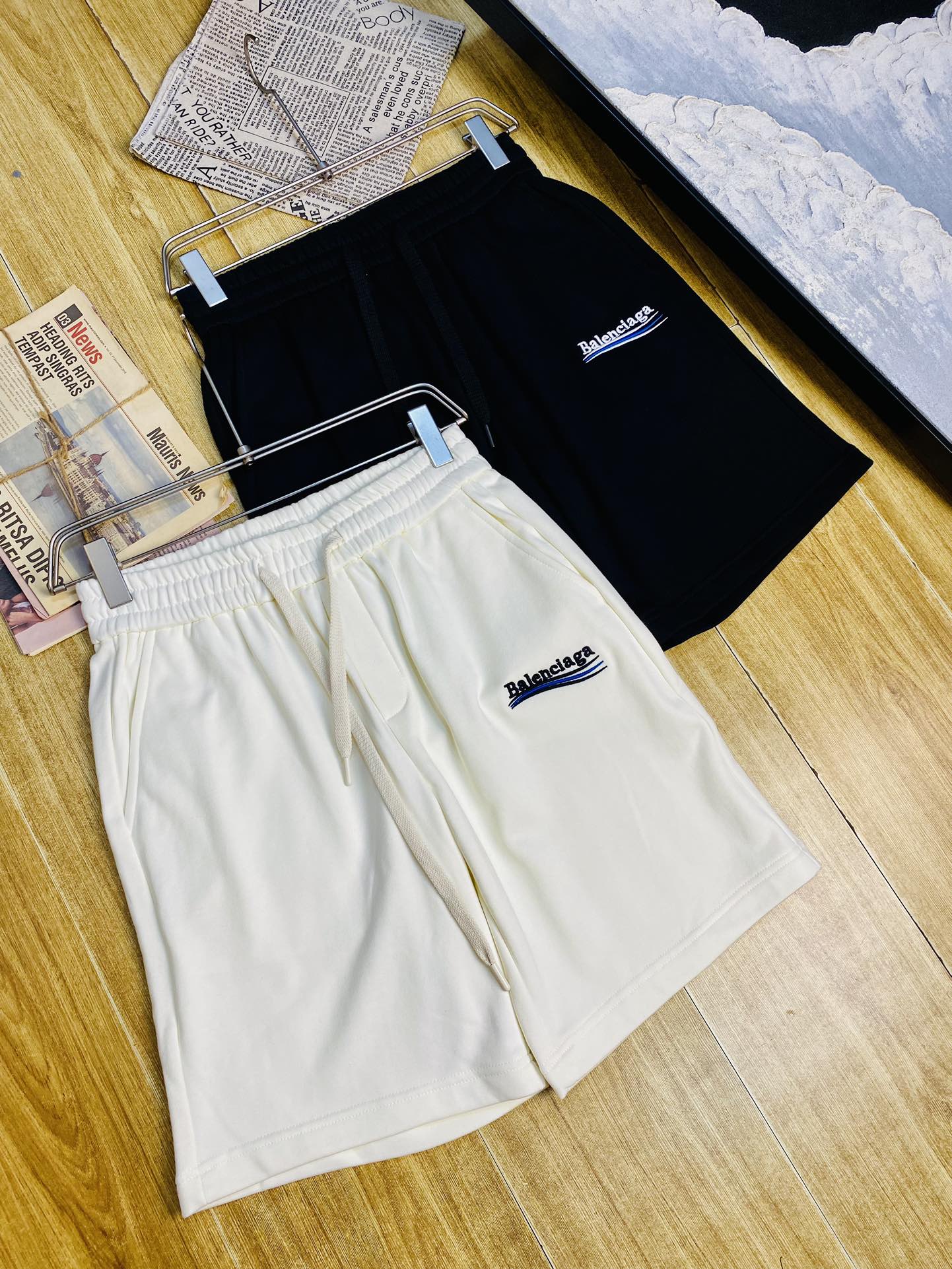 P250 情侣款🔥胖子福音 220斤可穿 ❤巴黎世家Balenciaga 重磅推荐！2025春夏必备专柜系列最新款短裤沙滩裤五分裤休闲裤🏖高端订制原版五金 上身效果超正，腿部线条完全得到彰显，全客供进口速干面料 纹理 紧致细腻，上身非常舒适有型，而且极为实穿百搭，非常值得入手！老客户必收推荐！ 码数:M-4XL
