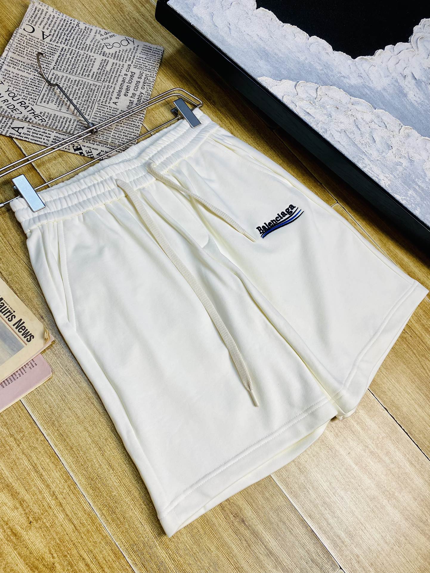 P250 情侣款🔥胖子福音 220斤可穿 ❤巴黎世家Balenciaga 重磅推荐！2025春夏必备专柜系列最新款短裤沙滩裤五分裤休闲裤🏖高端订制原版五金 上身效果超正，腿部线条完全得到彰显，全客供进口速干面料 纹理 紧致细腻，上身非常舒适有型，而且极为实穿百搭，非常值得入手！老客户必收推荐！ 码数:M-4XL