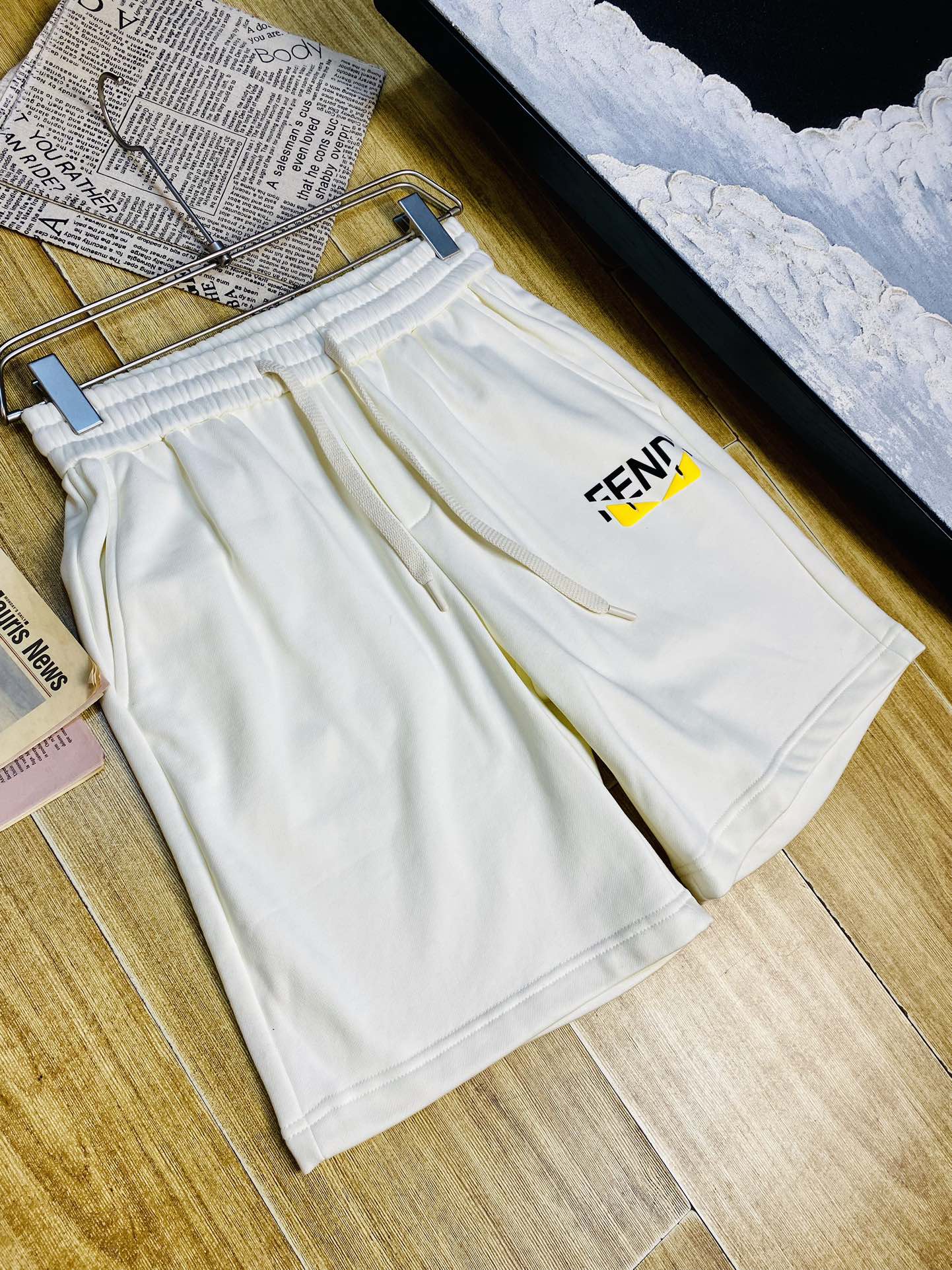 P250 情侣款🔥胖子福音 220斤可穿 ❤芬迪Fendi 重磅推荐！2025春夏必备专柜系列最新款短裤沙滩裤五分裤休闲裤🏖高端订制原版五金 上身效果超正，腿部线条完全得到彰显，全客供进口速干面料 纹理 紧致细腻，上身非常舒适有型，而且极为实穿百搭，非常值得入手！老客户必收推荐！ 码数:M-4XL