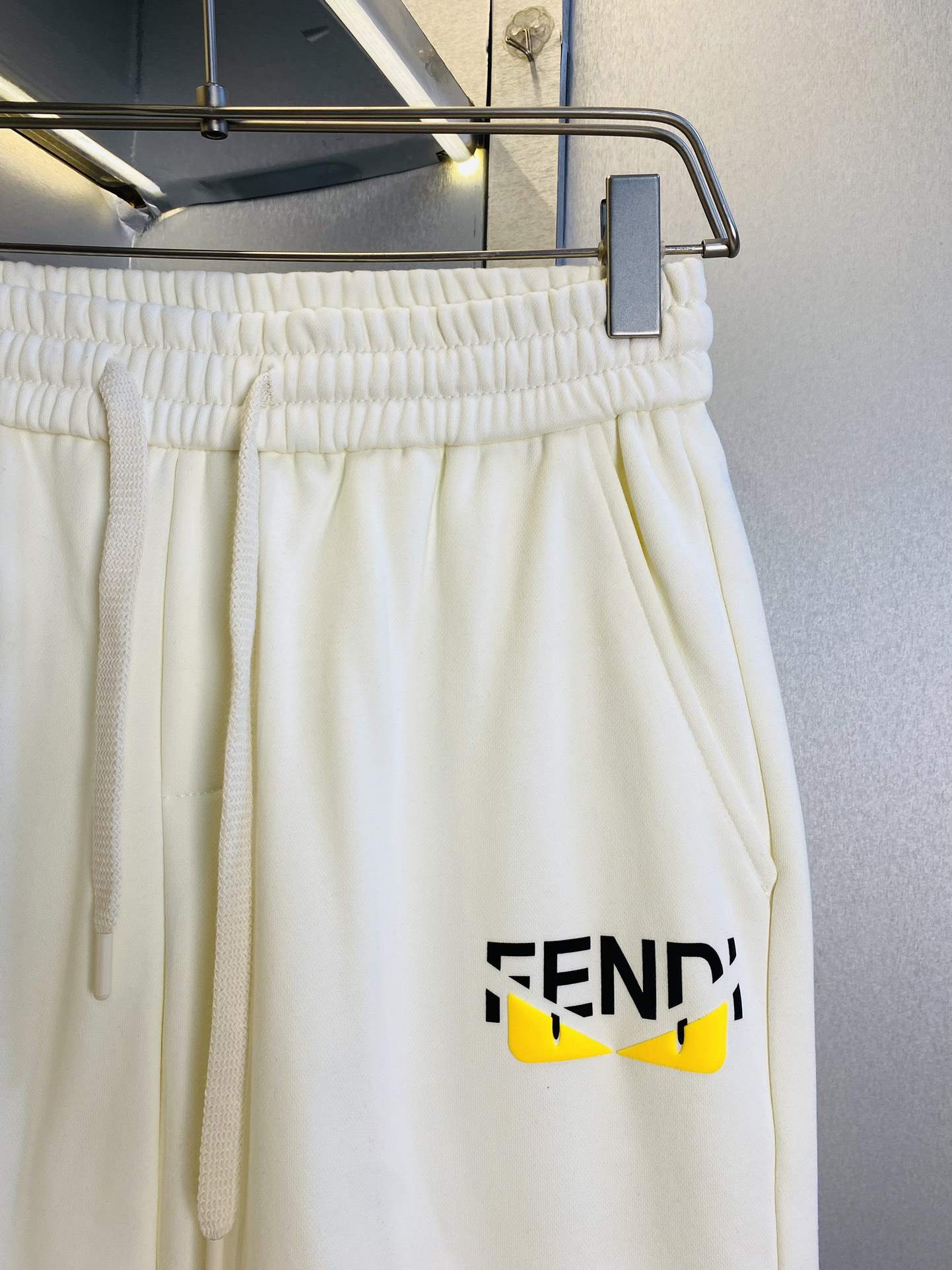 P250 情侣款🔥胖子福音 220斤可穿 ❤芬迪Fendi 重磅推荐！2025春夏必备专柜系列最新款短裤沙滩裤五分裤休闲裤🏖高端订制原版五金 上身效果超正，腿部线条完全得到彰显，全客供进口速干面料 纹理 紧致细腻，上身非常舒适有型，而且极为实穿百搭，非常值得入手！老客户必收推荐！ 码数:M-4XL