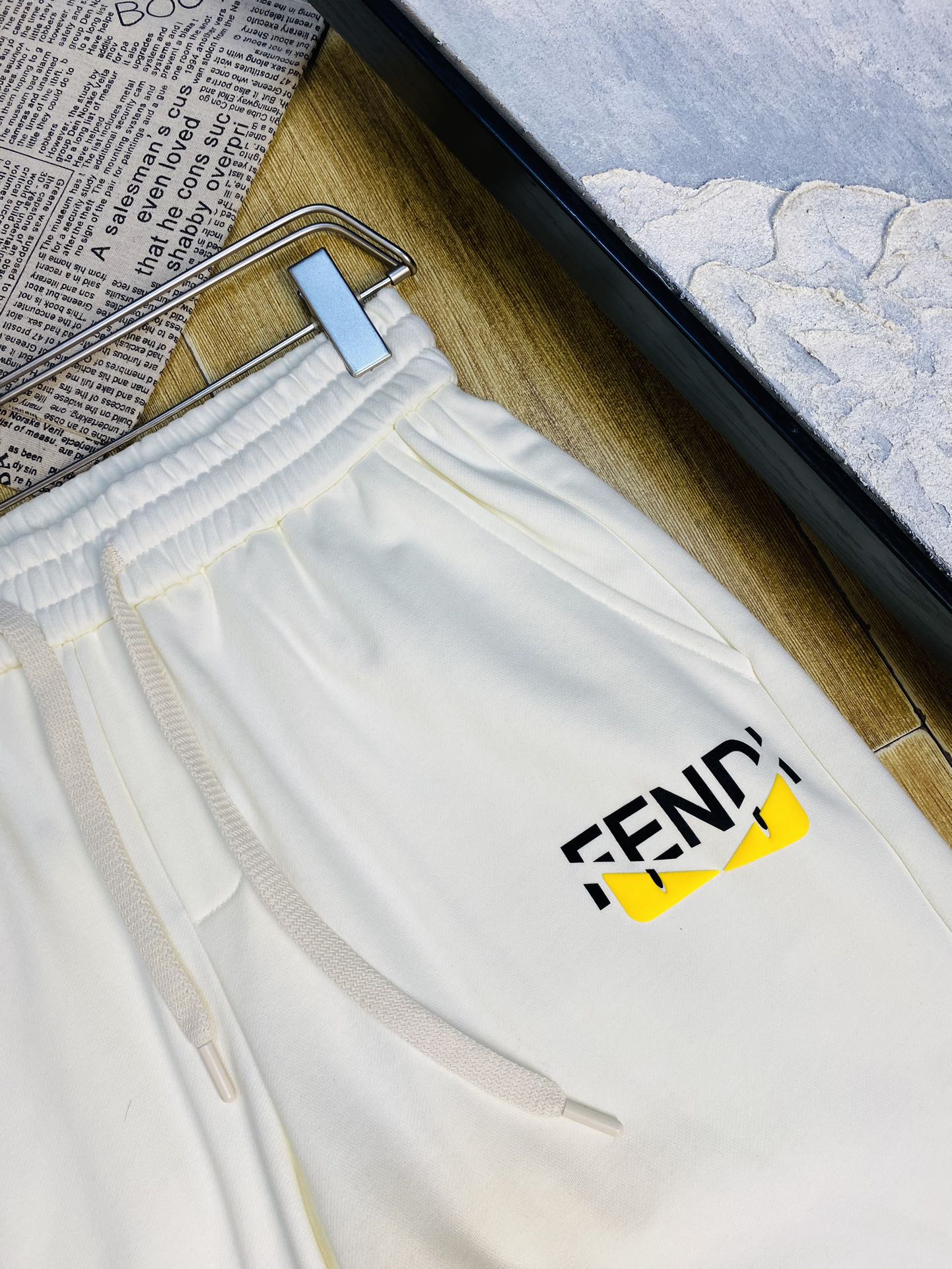P250 情侣款🔥胖子福音 220斤可穿 ❤芬迪Fendi 重磅推荐！2025春夏必备专柜系列最新款短裤沙滩裤五分裤休闲裤🏖高端订制原版五金 上身效果超正，腿部线条完全得到彰显，全客供进口速干面料 纹理 紧致细腻，上身非常舒适有型，而且极为实穿百搭，非常值得入手！老客户必收推荐！ 码数:M-4XL