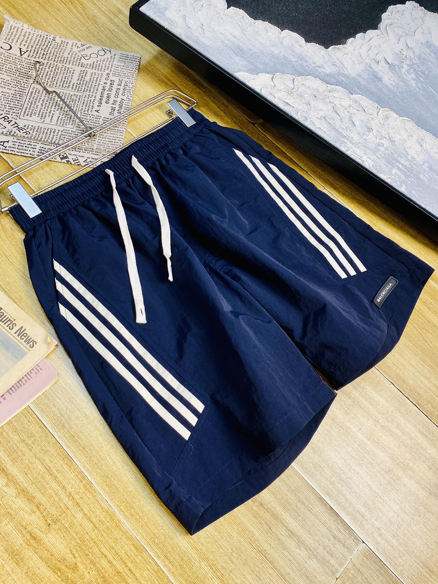 NO:462997,Gospel of Fatty Couple Style, 220 pounds to wear, Balenciaga, a big recommendation!  The latest version of the 2025 Spring and Summer must-have counter series of shorts, beach pants, five-quarter pants, casual pants, quick-drying pants, quick-drying shorts, high-end customized original hardware. The upper body effect is super positive, the leg lines are fully demonstrated. The imported quick-drying fabric is provided by all customers. The texture is tight and delicate, the upper body is very comfortable and stylish, and it is extremely practical and versatile, which is very worth buying!  Requested recommendations from old customers!  Number of codes: M-3XL, balenciaga, balenciaga, shorts, alexander wang19860909情侣款胖子福音 220斤可穿 巴黎世家Balenciaga 重磅推荐！2025春夏必备专柜系列最新款短裤沙滩裤五分裤休闲裤速干裤速干短裤高端订制原版五金 上身效果超正,腿部线条完全得到彰显,全客供进口速干面料 纹理 紧致细腻,上身非常舒适有型,而且极为实穿百搭,非常值得入手！老客户必收推荐！ 码数:M-3XL,,balenciaga,balenciaga,shorts,alexander wang,Men's clothing