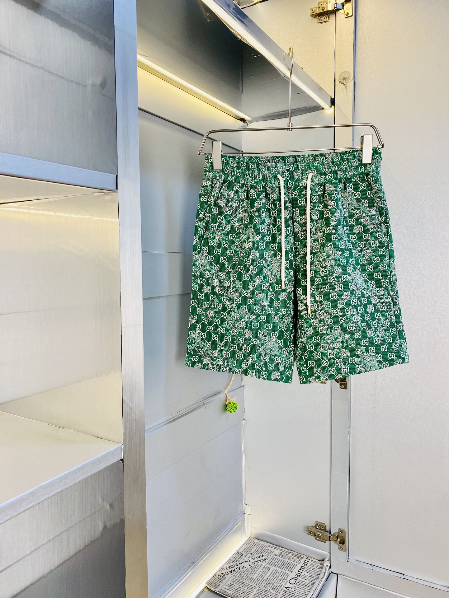 NO:503895,Gospel of Fatty Couple Style 210 pounds to wear Gucci Gucci is a big recommendation!  The latest version of the 2025 summer essential counter series shorts, beach pants, five-quarter pants, casual pants, high-end customized original hardware. The upper body effect is super positive, the leg lines are fully demonstrated, and the imported fabric is provided by all customers. The texture is tight and delicate, the upper body is very comfortable and stylish, and it is extremely practical and versatile, which is very worth buying!  Requested recommendations from old customers!  Code count: M-4XL, gucci, shorts, alexander wang19860909情侣款胖子福音 210斤可穿 古奇Gucci 重磅推荐！2025夏季必备专柜系列最新款短裤沙滩裤五分裤休闲裤高端订制原版五金 上身效果超正,腿部线条完全得到彰显,全客供进口面料 纹理 紧致细腻,上身非常舒适有型,而且极为实穿百搭,非常值得入手！老客户必收推荐！ 码数:M-4XL,,gucci,shorts,alexander wang,Men's clothing