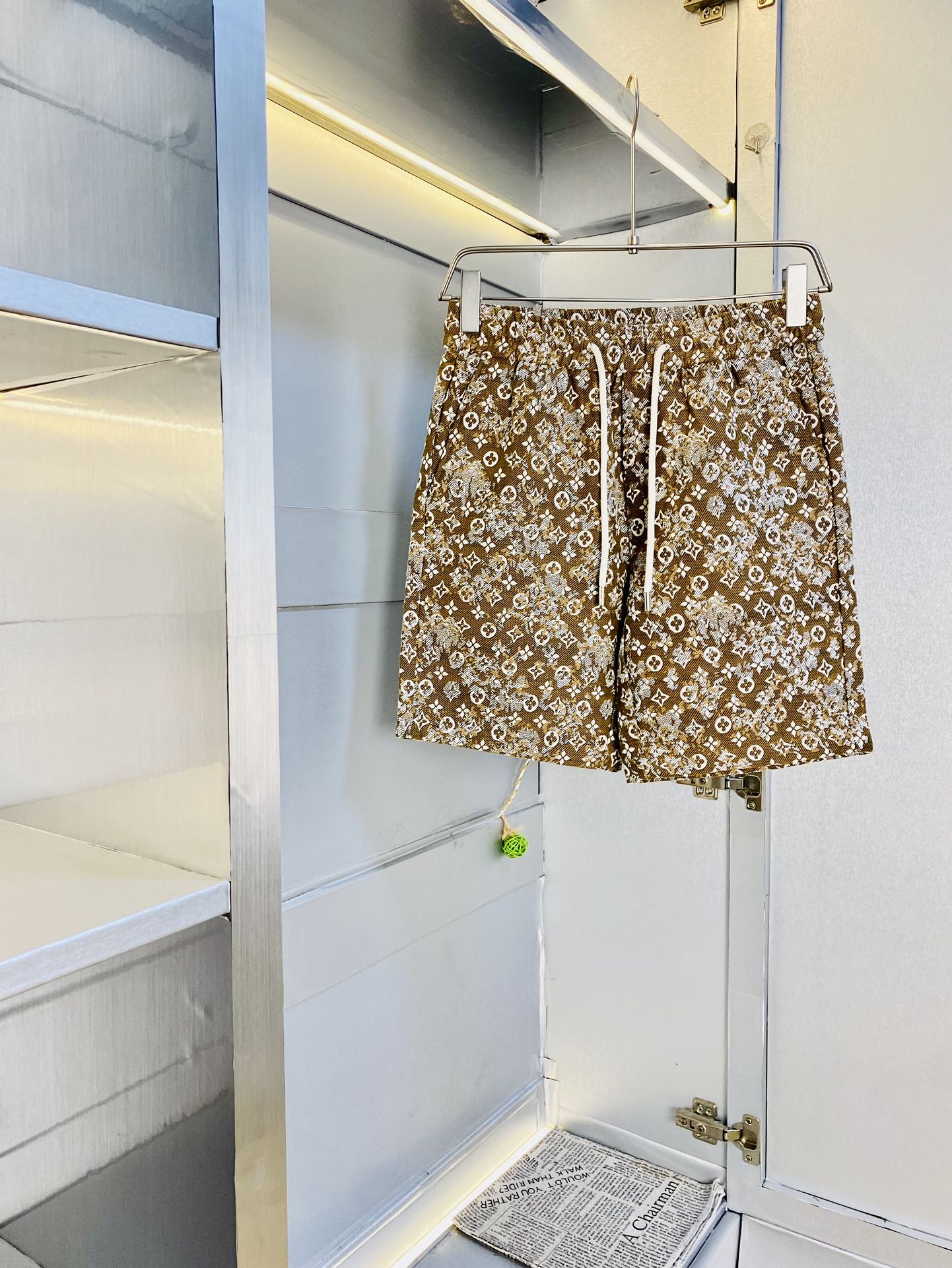 NO:503901,The gospel of the couple's fat man, 210 pounds to wear, Louis Vuitton Lv, a big recommendation!  The latest version of the 2025 summer essential counter series shorts, beach pants, five-quarter pants, casual pants, high-end customized original hardware. The upper body effect is super positive, the leg lines are fully demonstrated, and the imported fabric is provided by all customers. The texture is tight and delicate, the upper body is very comfortable and stylish, and it is extremely practical and versatile, which is very worth buying!  Requested recommendations from old customers!  Number of codes: M-4XL, louis vuitton,louis vuitton, shorts,alexander wang19860909情侣款胖子福音 210斤可穿 路易威登Lv 重磅推荐！2025夏季必备专柜系列最新款短裤沙滩裤五分裤休闲裤高端订制原版五金 上身效果超正,腿部线条完全得到彰显,全客供进口面料 纹理 紧致细腻,上身非常舒适有型,而且极为实穿百搭,非常值得入手！老客户必收推荐！ 码数:M-4XL,,louis vuitton,louis vuitton,shorts,alexander wang,Men's clothing