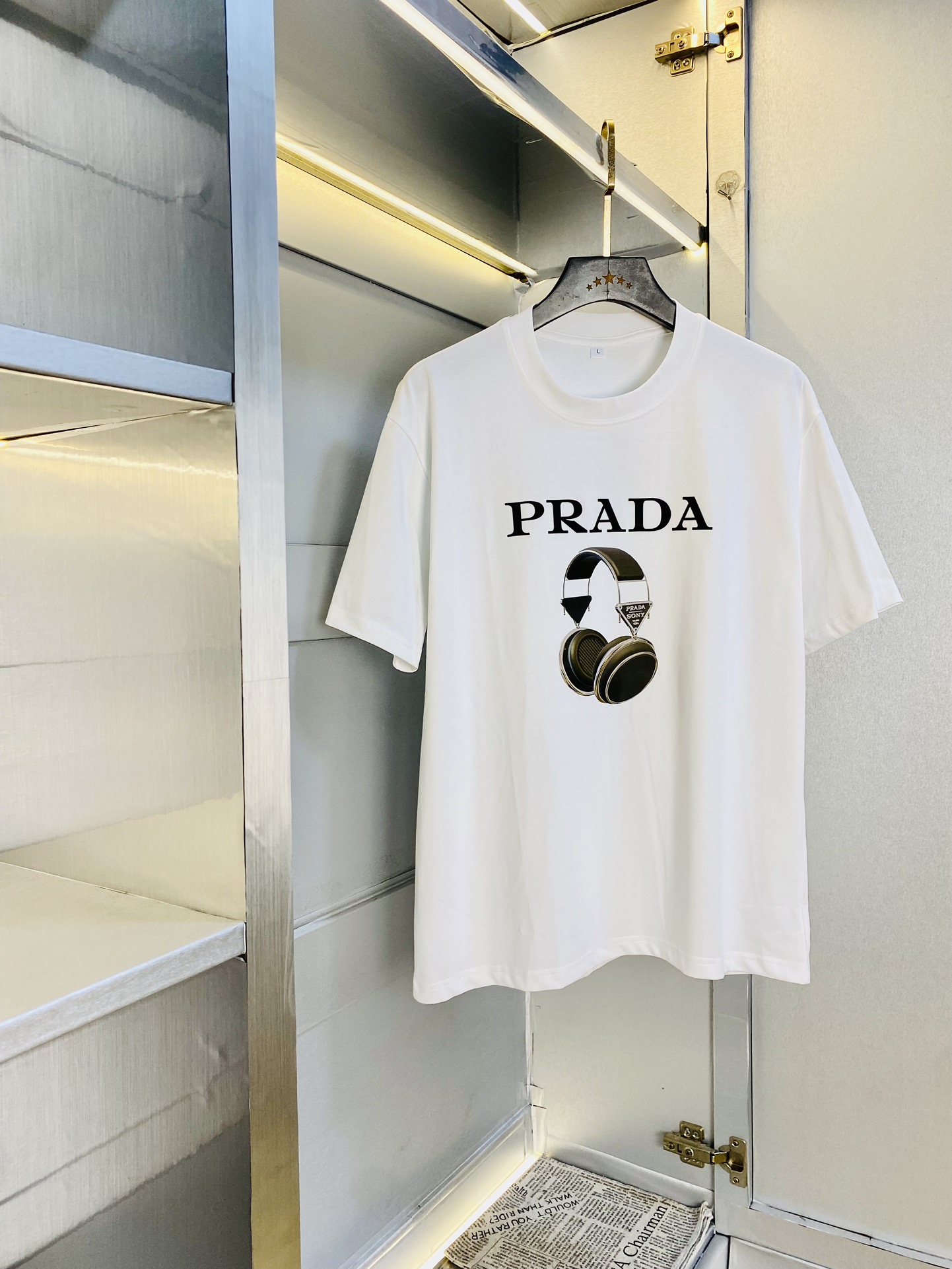 NO:606394,The same style on the official website can be worn up to 210 pounds. Prada original quality. Latest short-sleeved. Selected counters to customize top-grade pure cotton imported fabrics. All details are perfectly made and reproduced 1:1. Restore 100% authenticity. Original hardware. High-end customized accessories. Original factory original label. The upper body effect is great. Size M-4XL (175/catties to wear L),, prada, prada, T-shirt, alexander wang19860909官网同款可穿210斤 普拉达Prada 原单品质 最新款短袖 精选专柜订制顶级纯棉进口面料 所有细节做工完美1比1复刻 还原正品百分百 原版五金 高端订制辅料 原厂原标 上身效果超赞 码数 M-4XL(175/斤穿L),,prada,prada,T-shirt,alexander wang,Men's clothing