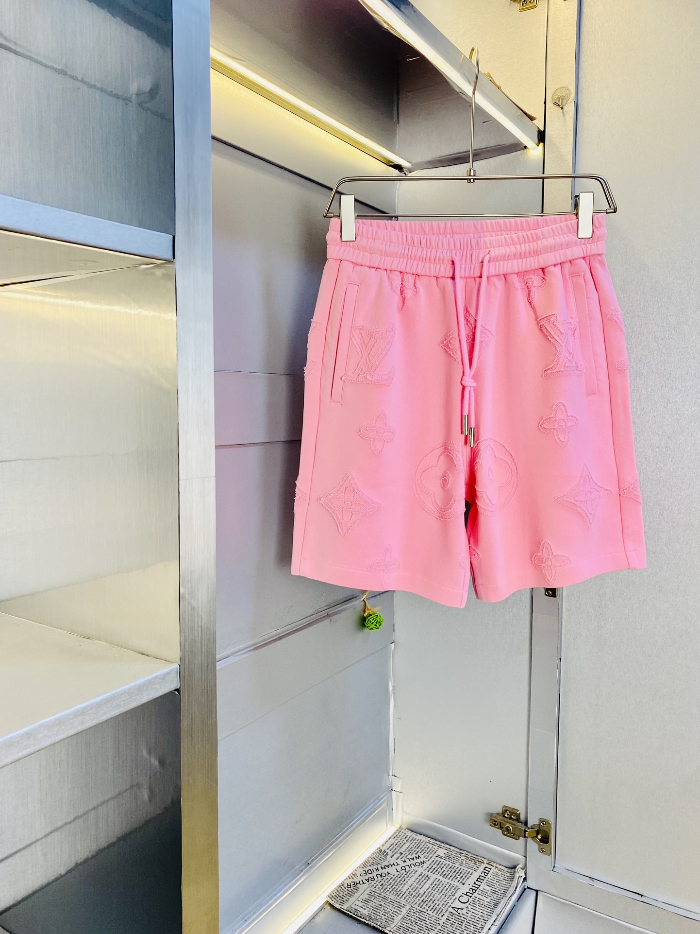 NO:510640,The gospel of the couple's fat man, 200 pounds to wear, Louis Vuitton Lv, a big recommendation!  The latest version of the 2025 summer essential counter series shorts, beach pants, five-quarter pants, casual pants, high-end customized original hardware. The upper body effect is super positive, the leg lines are fully demonstrated, and the imported fabric is provided by all customers. The texture is tight and delicate, the upper body is very comfortable and stylish, and it is extremely practical and versatile, which is very worth buying!  Requested recommendations from old customers!  Number of codes: M-3XL, louis vuitton,louis vuitton, shorts,alexander wang19860909情侣款胖子福音 200斤可穿 路易威登Lv 重磅推荐！2025夏季必备专柜系列最新款短裤沙滩裤五分裤休闲裤高端订制原版五金 上身效果超正,腿部线条完全得到彰显,全客供进口面料 纹理 紧致细腻,上身非常舒适有型,而且极为实穿百搭,非常值得入手！老客户必收推荐！ 码数:M-3XL,,louis vuitton,louis vuitton,shorts,alexander wang,Men's clothing