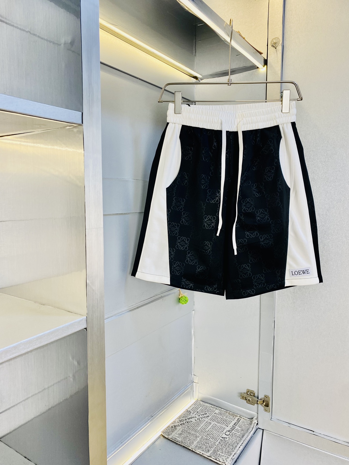 NO:472595,Loewe, a couple's gossip, 200 pounds, Loewe, a big recommendation!  The latest version of the 2025 summer essential counter series shorts, beach pants, five-quarter pants, casual pants, high-end customized original hardware. The upper body effect is super positive, the leg lines are fully demonstrated, and the imported fabric is provided by all customers. The texture is tight and delicate, the upper body is very comfortable and stylish, and it is extremely practical and versatile, which is very worth buying!  Requested recommendations from old customers!  Number of codes: M-3XL, loewe, loewe, shorts, alexander wang19860909情侣款胖子福音 200斤可穿 罗意威Loewe 重磅推荐！2025夏季必备专柜系列最新款短裤沙滩裤五分裤休闲裤高端订制原版五金 上身效果超正,腿部线条完全得到彰显,全客供进口面料 纹理 紧致细腻,上身非常舒适有型,而且极为实穿百搭,非常值得入手！老客户必收推荐！ 码数:M-3XL,,loewe,loewe,shorts,alexander wang,Men's clothing