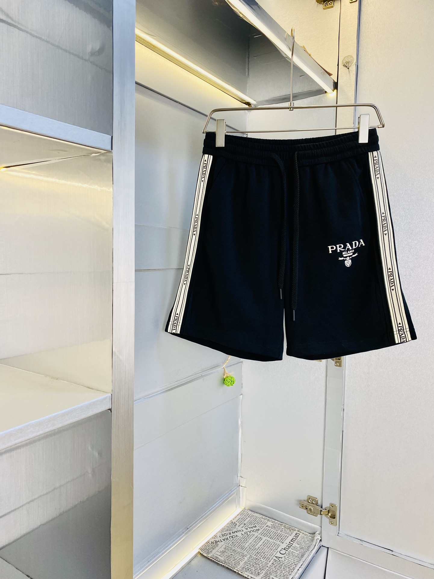 NO:472629,The Gospel of Fatty Couple Style 230 pounds to wear Prada Prada is a big recommendation!  The latest version of the 2025 summer essential counter series shorts, beach pants, five-quarter pants, casual pants, high-end customized original hardware. The upper body effect is super positive, the leg lines are fully demonstrated, and the imported fabric is provided by all customers. The texture is tight and delicate, the upper body is very comfortable and stylish, and it is extremely practical and versatile, which is very worth buying!  Requested recommendations from old customers!  Large size: M-3XL (175/130 catties wear M), prada, prada, shorts, alexander wang19860909情侣款胖子福音 230斤可穿 普拉达Prada 重磅推荐！2025夏季必备专柜系列最新款短裤沙滩裤五分裤休闲裤高端订制原版五金 上身效果超正,腿部线条完全得到彰显,全客供进口面料 纹理 紧致细腻,上身非常舒适有型,而且极为实穿百搭,非常值得入手！老客户必收推荐！ 码数偏大:M-3XL（175/130斤穿M）,,prada,prada,shorts,alexander wang,Men's clothing