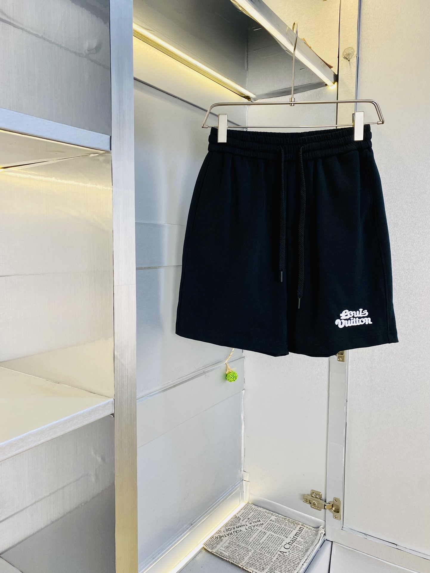 NO:472618,The gospel of the couple's fat man, 230 pounds to wear, Louis Vuitton Lv, a big recommendation!  The latest version of the 2025 summer essential counter series shorts, beach pants, five-quarter pants, casual pants, high-end customized original hardware. The upper body effect is super positive, the leg lines are fully demonstrated, and the imported fabric is provided by all customers. The texture is tight and delicate, the upper body is very comfortable and stylish, and it is extremely practical and versatile, which is very worth buying!  Requested recommendations from old customers!  Large size: M-3XL (175/130 catties wear M), louis vuitton, louis vuitton, shorts, alexander wang19860909情侣款胖子福音 230斤可穿 路易威登Lv 重磅推荐！2025夏季必备专柜系列最新款短裤沙滩裤五分裤休闲裤高端订制原版五金 上身效果超正,腿部线条完全得到彰显,全客供进口面料 纹理 紧致细腻,上身非常舒适有型,而且极为实穿百搭,非常值得入手！老客户必收推荐！ 码数偏大:M-3XL（175/130斤穿M）,,louis vuitton,louis vuitton,shorts,alexander wang,Men's clothing