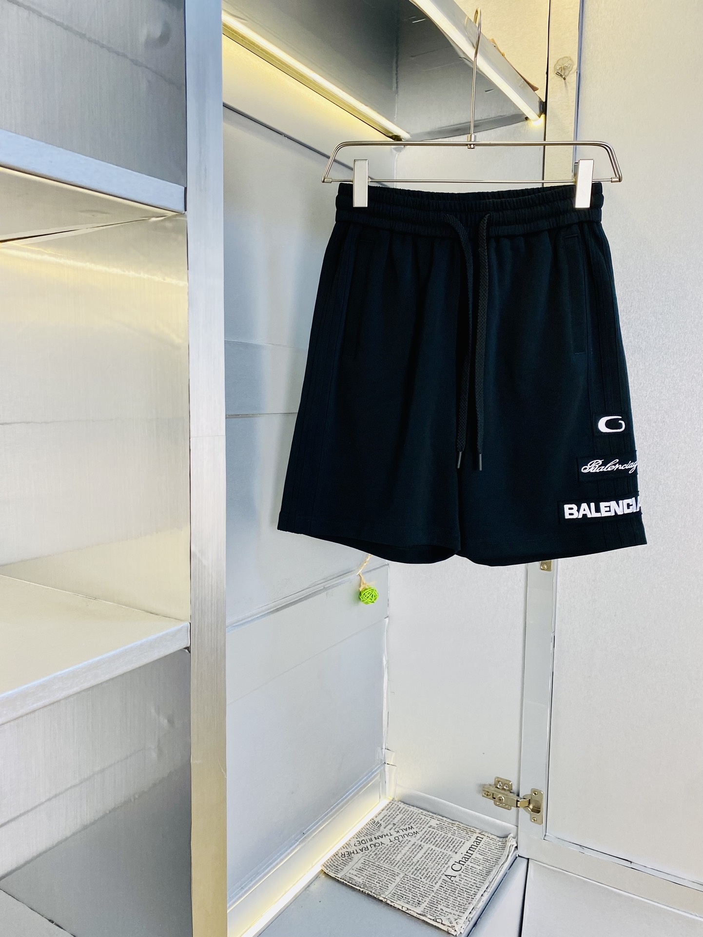 NO:510643,Gospel of Fatty Couple Style, 230 pounds to wear, Balenciaga, a big recommendation!  The latest version of the 2025 summer essential counter series shorts, beach pants, five-quarter pants, casual pants, high-end customized original hardware. The upper body effect is super positive, the leg lines are fully demonstrated, and the imported fabric is provided by all customers. The texture is tight and delicate, the upper body is very comfortable and stylish, and it is extremely practical and versatile, which is very worth buying!  Requested recommendations from old customers!  Large size: M-3XL (175/130 catties wear M), balenciaga, balenciaga, shorts, alexander wang19860909情侣款胖子福音 230斤可穿 巴黎世家Balenciaga 重磅推荐！2025夏季必备专柜系列最新款短裤沙滩裤五分裤休闲裤高端订制原版五金 上身效果超正,腿部线条完全得到彰显,全客供进口面料 纹理 紧致细腻,上身非常舒适有型,而且极为实穿百搭,非常值得入手！老客户必收推荐！ 码数偏大:M-3XL（175/130斤穿M）,,balenciaga,balenciaga,shorts,alexander wang,Men's clothing