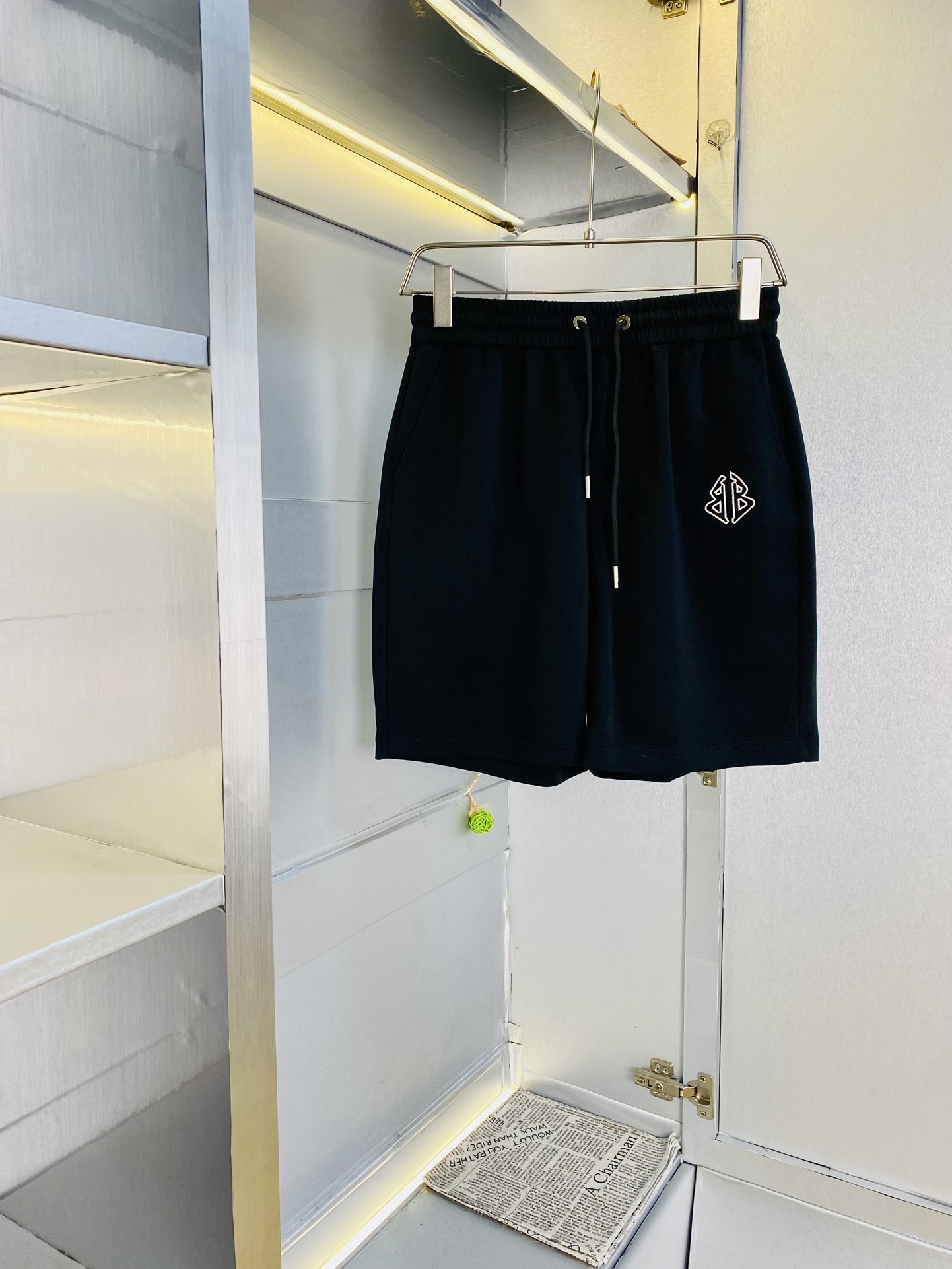 NO:472623,Gospel of Fatty Couple Style, 230 pounds to wear, Balenciaga, a big recommendation!  The latest version of the 2025 summer essential counter series shorts, beach pants, five-quarter pants, casual pants, high-end customized original hardware. The upper body effect is super positive, the leg lines are fully demonstrated, and the imported fabric is provided by all customers. The texture is tight and delicate, the upper body is very comfortable and stylish, and it is extremely practical and versatile, which is very worth buying!  Requested recommendations from old customers!  Large size: M-3XL (175/130 catties wear M), balenciaga, balenciaga, shorts, alexander wang19860909情侣款胖子福音 230斤可穿 巴黎世家Balenciaga 重磅推荐！2025夏季必备专柜系列最新款短裤沙滩裤五分裤休闲裤高端订制原版五金 上身效果超正,腿部线条完全得到彰显,全客供进口面料 纹理 紧致细腻,上身非常舒适有型,而且极为实穿百搭,非常值得入手！老客户必收推荐！ 码数偏大:M-3XL（175/130斤穿M）,,balenciaga,balenciaga,shorts,alexander wang,Men's clothing