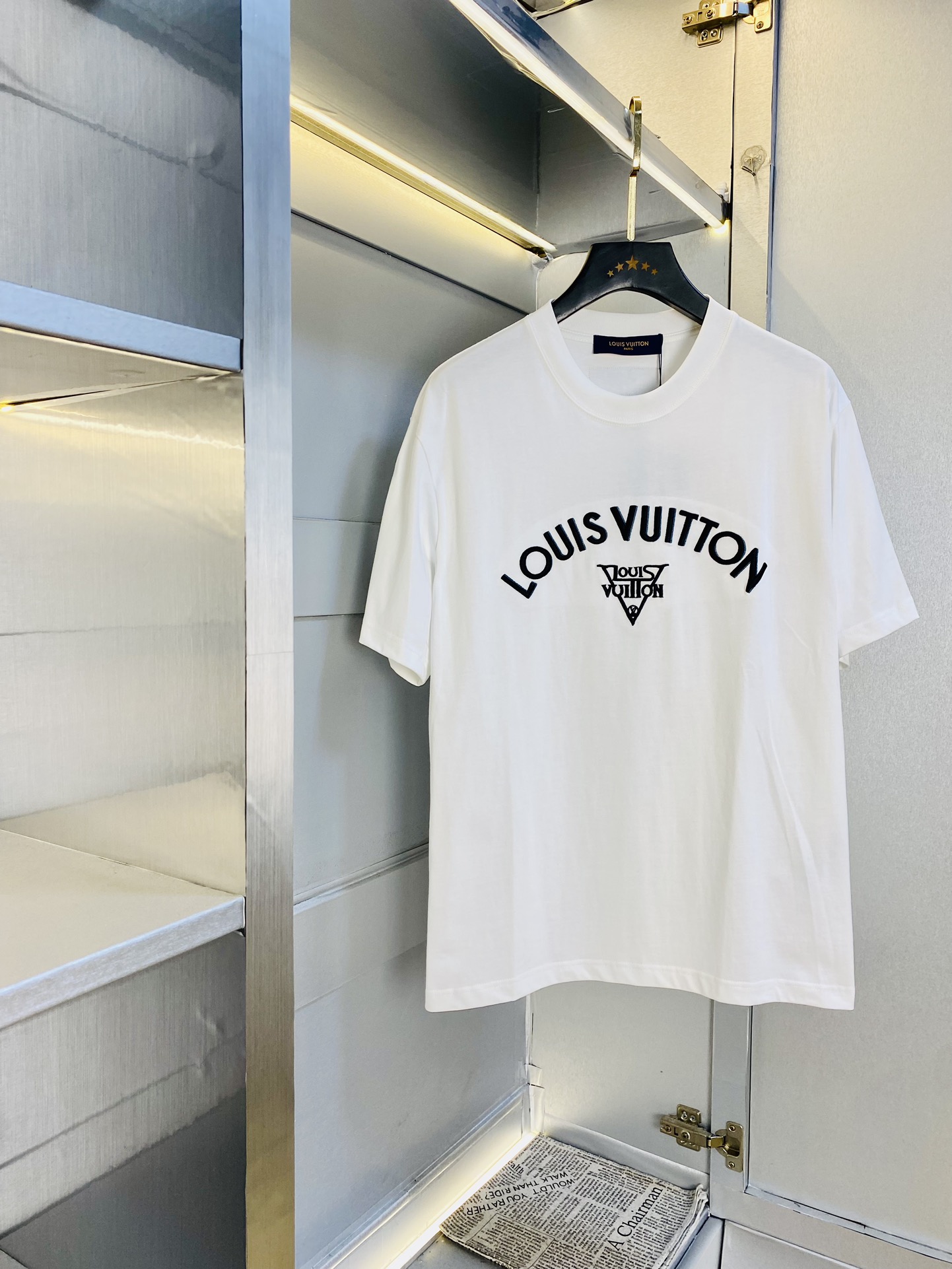 NO:474830,Wear 220 kilograms original order!  Fat man's gossip, couple outfit Louis Vuitton Lv original single quality 2025 latest short-sleeved T-shirt, five-point mid-sleeved, selected counter customized top-grade cotton imported fabric with original wash mark!  Complete three standards, all the details are perfectly 1-to-1 reproduction, restore the authenticity 100% original hardware, high-end customized auxiliary materials, original factory original standards, excellent upper body effect!  The counter is large in size Xs-XL (175/130 catties wearing Xs), louis vuitton,louis vuitton,t-shirt,tees,t-shirt,alexander wang19860909穿220斤 原单货！胖子福音 情侣装路易威登Lv 原单品质 2025最新款 短袖T恤 五分袖中袖 精选专柜订制顶级纯棉进口面料 带原版洗水唛！三标齐全 所有细节做工完美1比1复刻 还原正品百分百 原版五金 高端订制辅料 原厂原标 上身效果超赞！专柜码数偏大Xs-XL(175/130斤穿Xs),,louis vuitton,louis vuitton,T-shirt,tees，t-shirt,alexander wang,Men's clothing