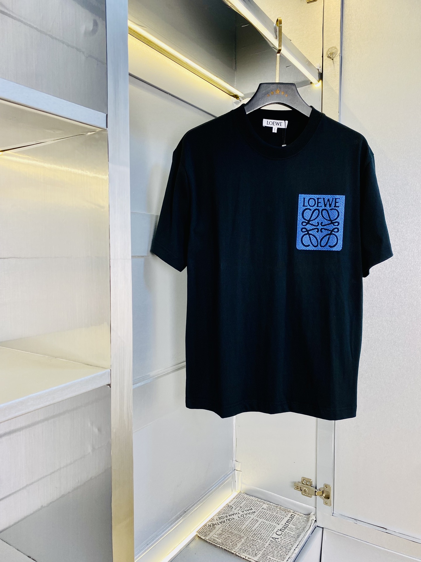 NO:474838,Wear 220 kilograms original order!  Fatty Gospel Couple Outfit Loewe Original Quality 2025 Latest Short Sleeve T-shirt Five-quarter Sleeve Middle Sleeve Selected counter Customized top-grade cotton imported fabric with original wash mark!  Complete three standards, all the details are perfectly 1-to-1 reproduction, restore the authenticity 100% original hardware, high-end customized auxiliary materials, original factory original standards, excellent upper body effect!  The counter is large in size Xs-XL (175/130 catties wearing Xs), loewe,loewe,t-shirt,tees,t-shirt,alexander wang19860909穿220斤 原单货！胖子福音 情侣装罗意威Loewe 原单品质 2025最新款 短袖T恤 五分袖中袖 精选专柜订制顶级纯棉进口面料 带原版洗水唛！三标齐全 所有细节做工完美1比1复刻 还原正品百分百 原版五金 高端订制辅料 原厂原标 上身效果超赞！专柜码数偏大Xs-XL(175/130斤穿Xs),,loewe,loewe,T-shirt,tees，t-shirt,alexander wang,Men's clothing