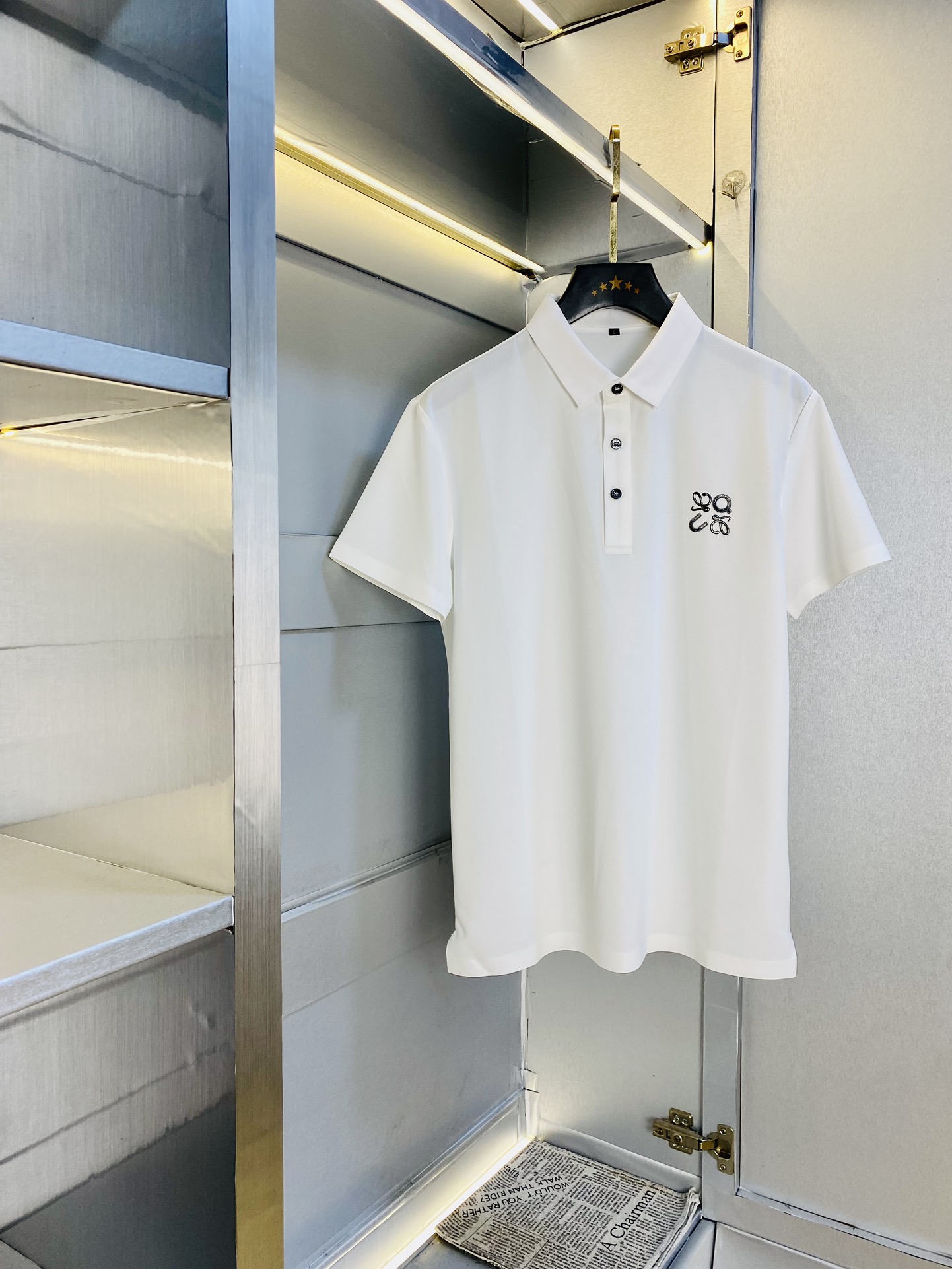 NO:508320,The original order can be worn 220 kilograms. Loewe. The original order quality is the latest style. Men's lapel short-sleeved T-shirt. High-end printed workmanship!  Selected counters to customize the top-grade double mercerized bead flooring fabric. All details are perfectly crafted and replicated 100% authentic. Original hardware, high-end customized auxiliary materials, original factory original standard, excellent upper body effect!  Code number M-4XL, loewe, loewe, T-shirt,tees, t-shirt,alexander wang19860909原单货可穿220斤 罗意威Loewe 原单品质 最新款 男装翻领短袖T恤 高级印花做工！精选专柜订制顶级双丝光珠地棉进口面料 所有细节做工完美1比1复刻 还原正品百分百 原版五金 高端订制辅料 原厂原标 上身效果超赞！码数M-4XL,,loewe,loewe,T-shirt,tees，t-shirt,alexander wang,Men's clothing